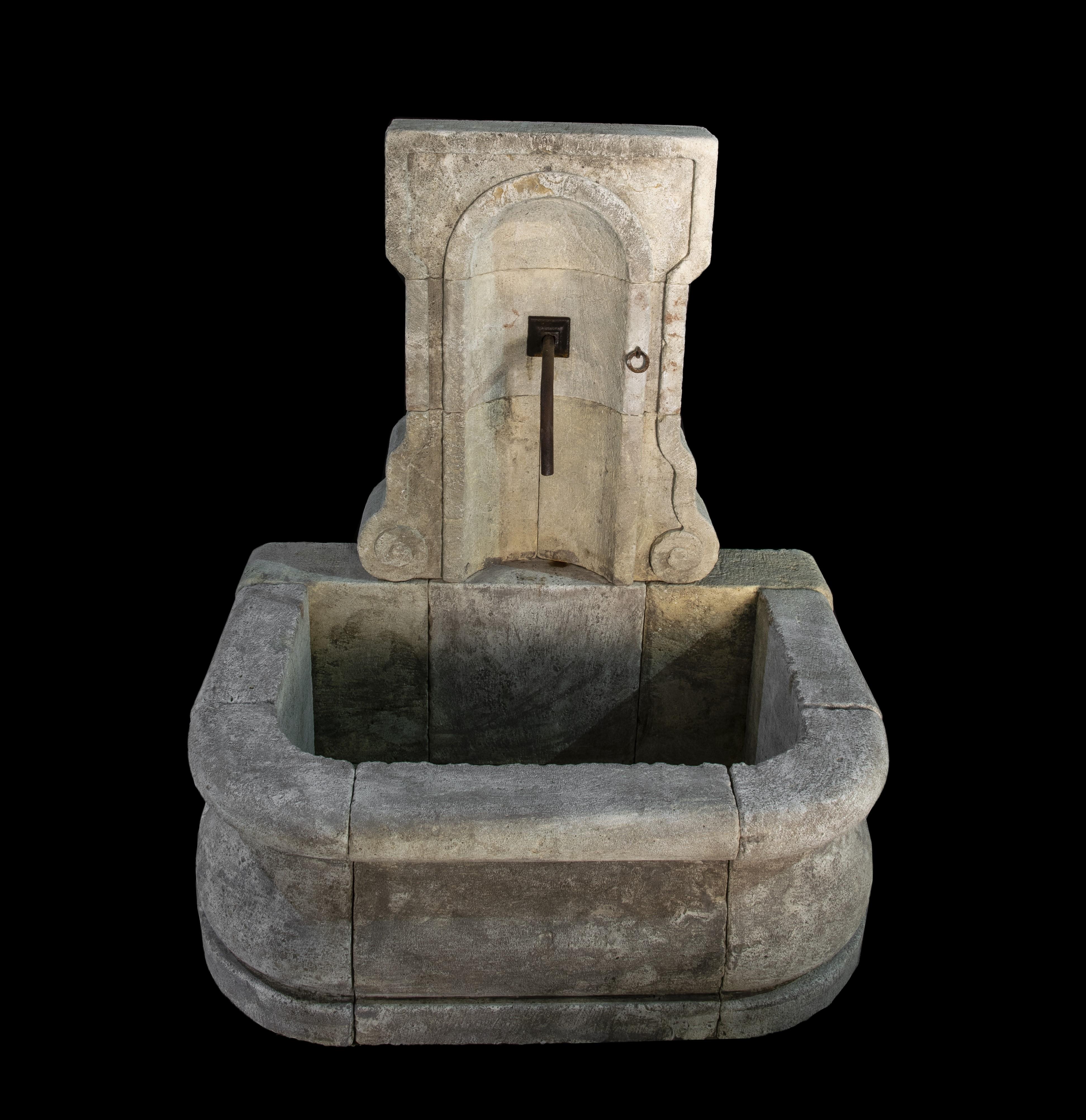 Schöner antiker, aufgearbeiteter Wandbrunnen aus altem Kalkstein aus dem Mittelmeerraum – Toskana – Mittelmeerraum (Französisch) im Angebot