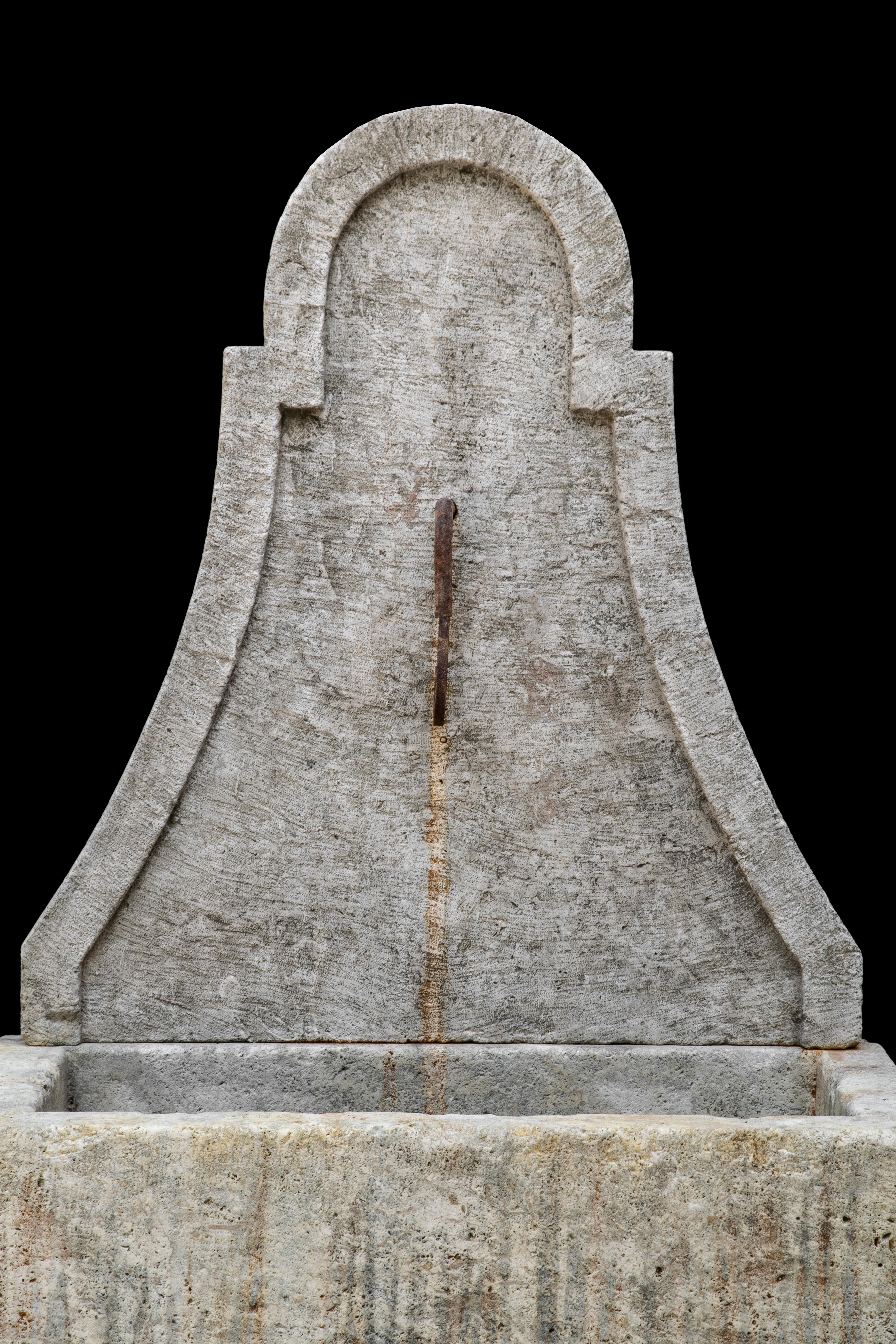 Schöner antiker, aufgearbeiteter Wandbrunnen aus altem Kalkstein aus dem Mittelmeerraum – Toskana – Mittelmeerraum (Handgeschnitzt) im Angebot