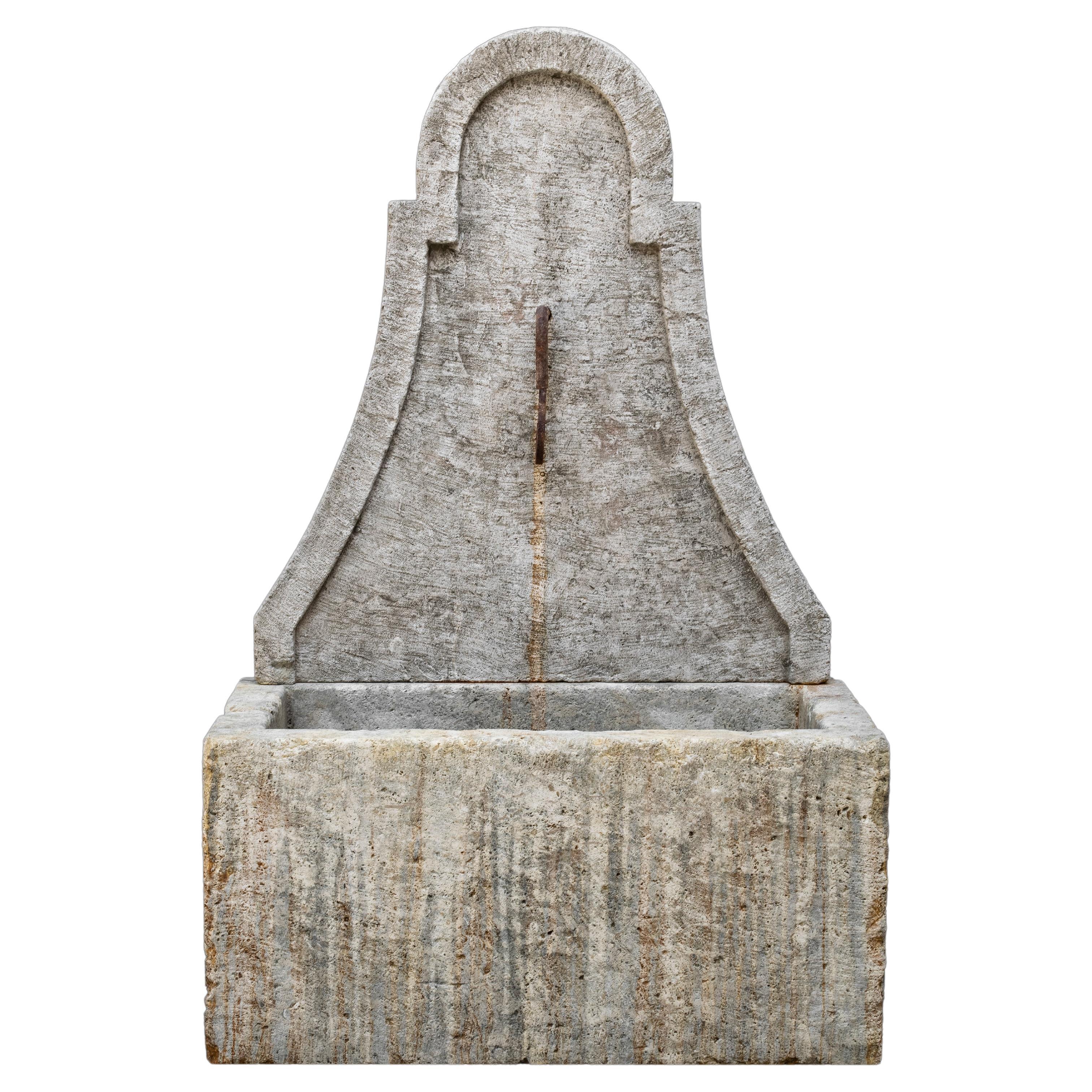 Schöner antiker, aufgearbeiteter Wandbrunnen aus altem Kalkstein aus dem Mittelmeerraum – Toskana – Mittelmeerraum im Angebot