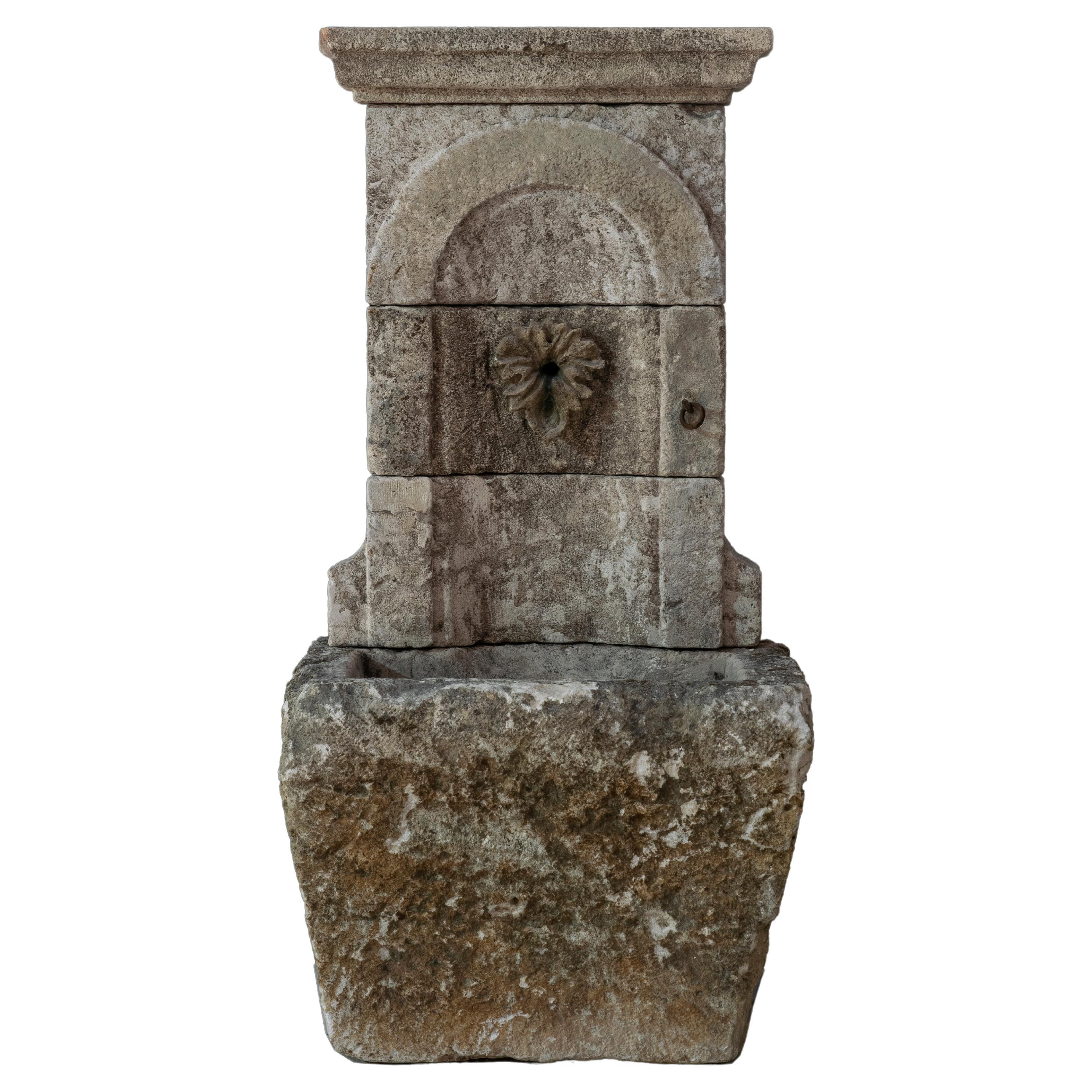 Schöner antiker, aufgearbeiteter Wandbrunnen aus altem Kalkstein aus dem Mittelmeerraum – Toskana – Mittelmeerraum