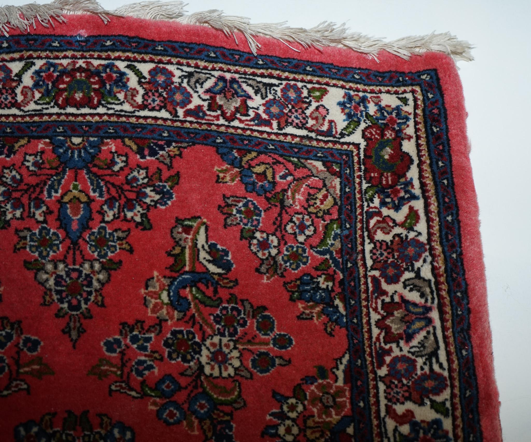 
Nous sommes ravis d'offrir à la vente ce magnifique tapis persan rouge vintage.

Voici un superbe tapis turc vintage rouge pour le couloir, une pièce intemporelle qui respire l'élégance et la sophistication. Ce chemin de table exquis présente des