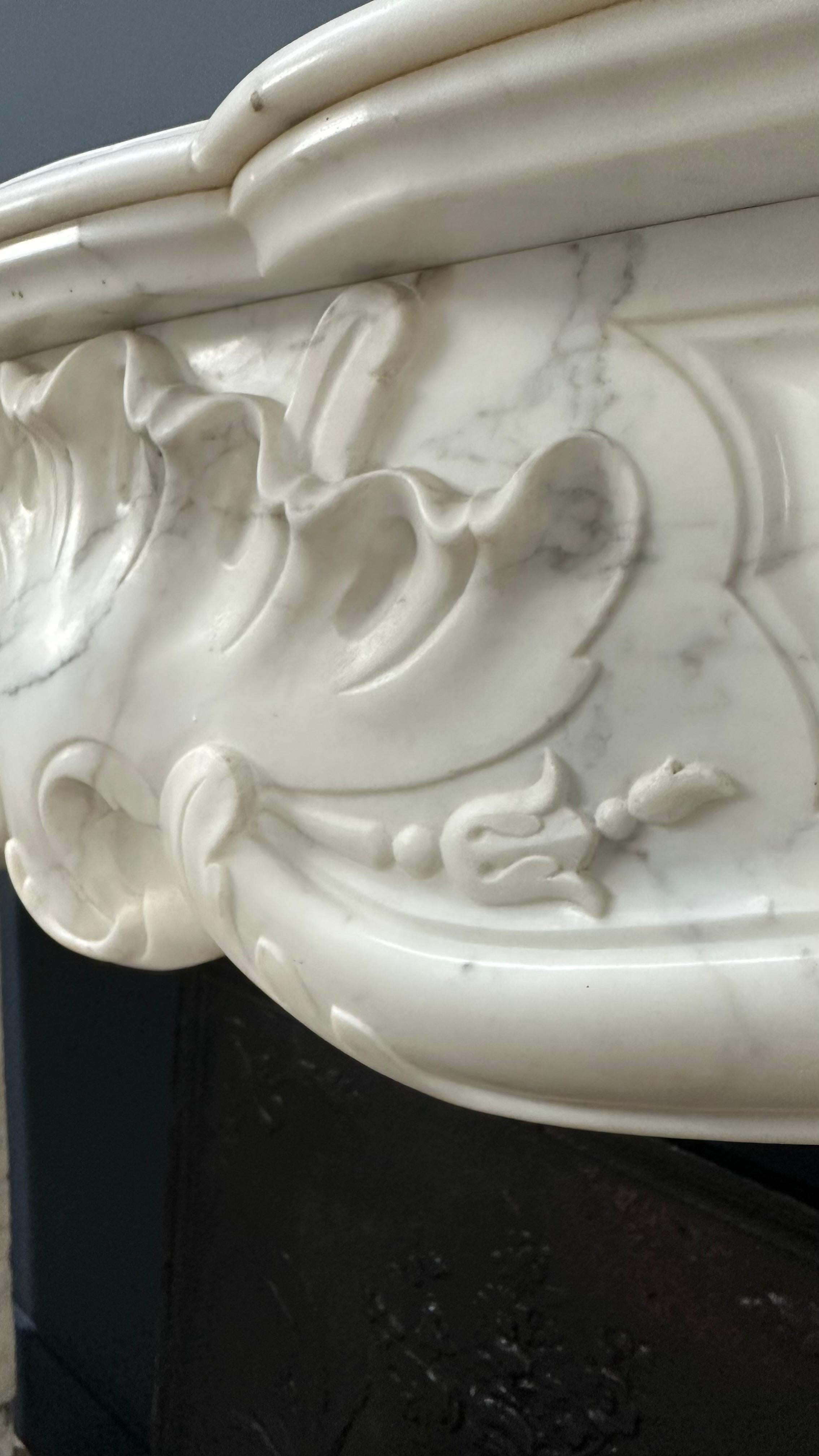 Schöner antiker Rokoko-Kaminsims aus weißem Marmor mit Front im Angebot 12
