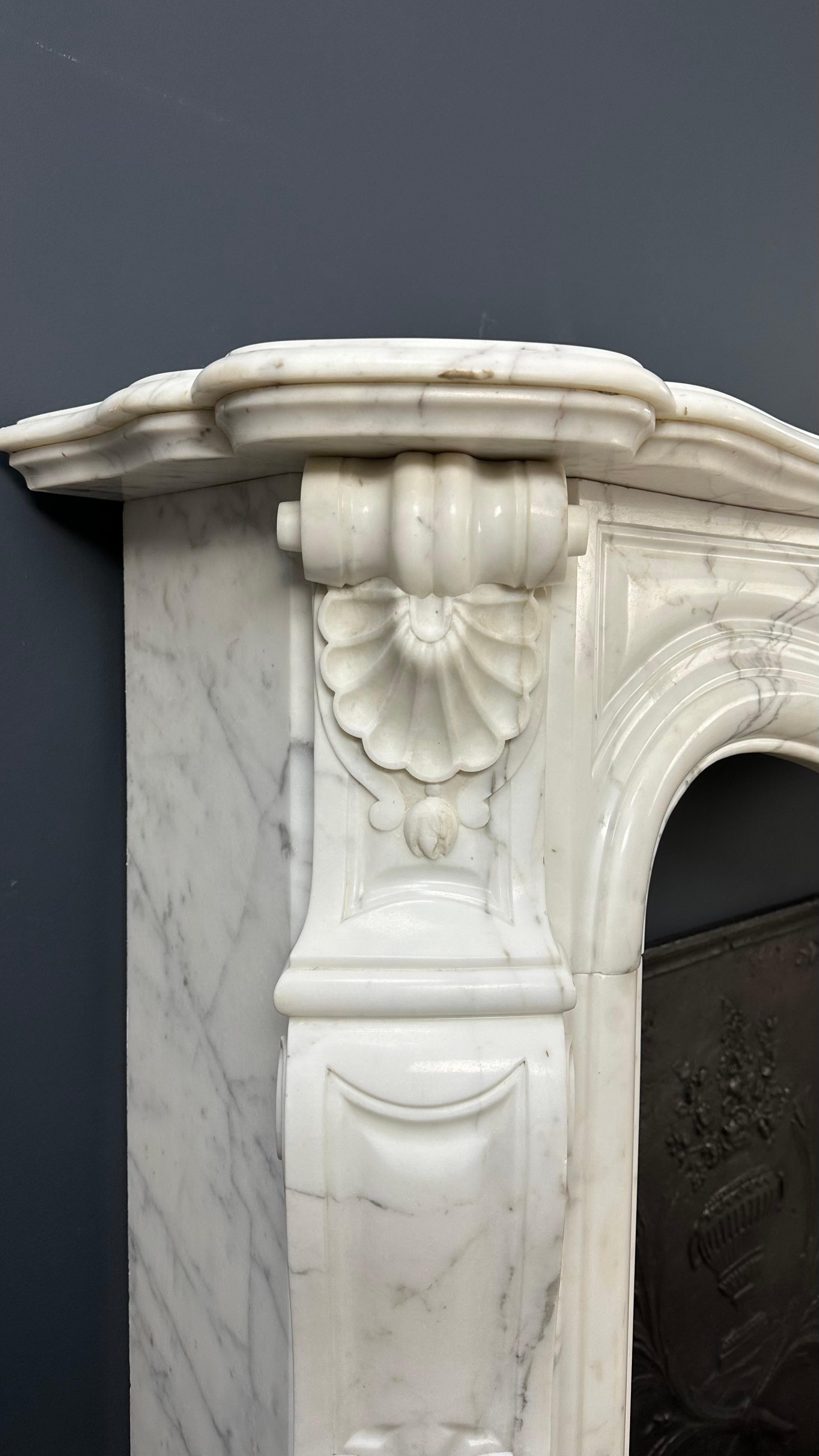 Schöner antiker Rokoko-Kaminsims aus weißem Marmor mit Front (19. Jahrhundert) im Angebot