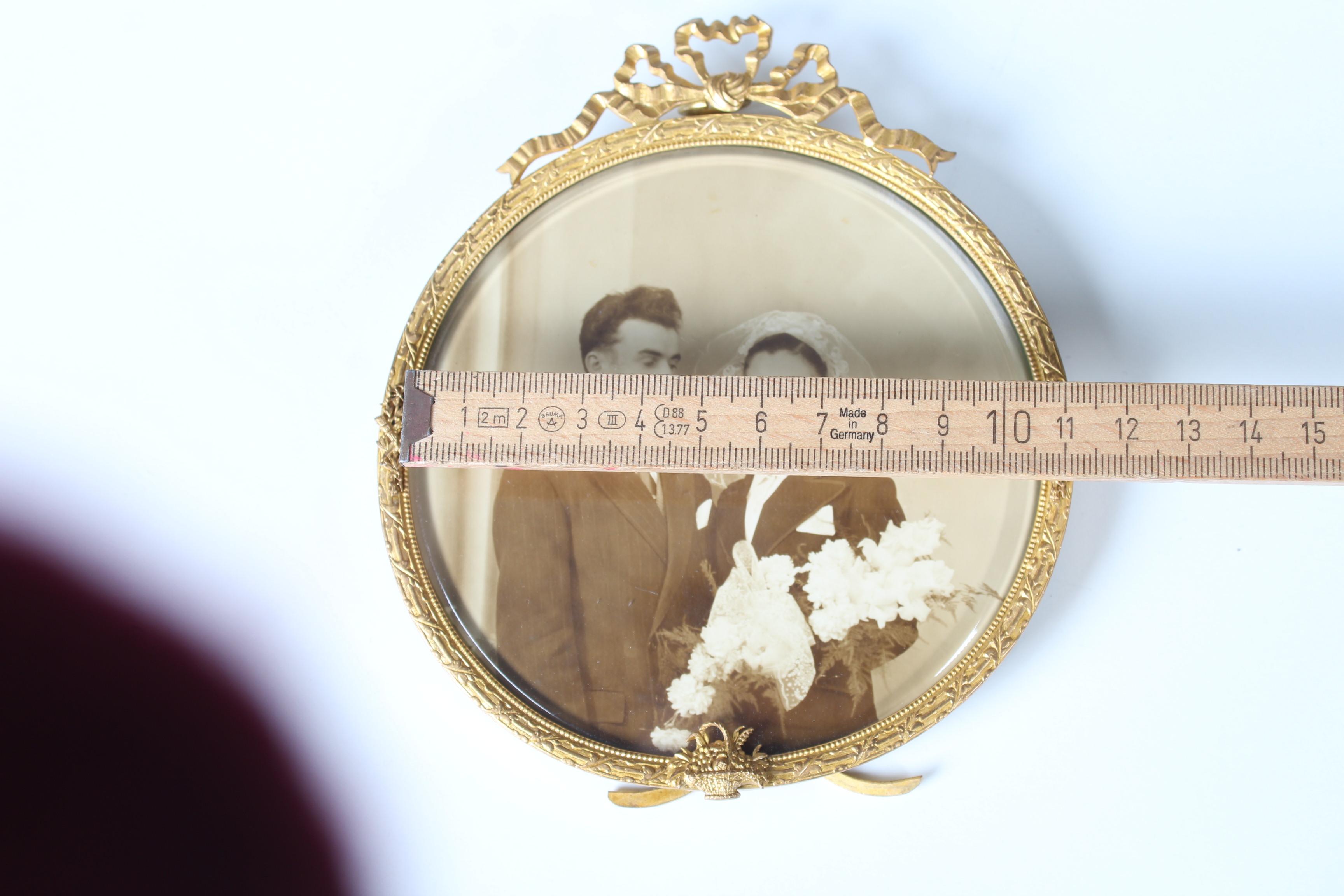 Beautiful Antique Round Picture Frame Brass, Late 19th Century 3
