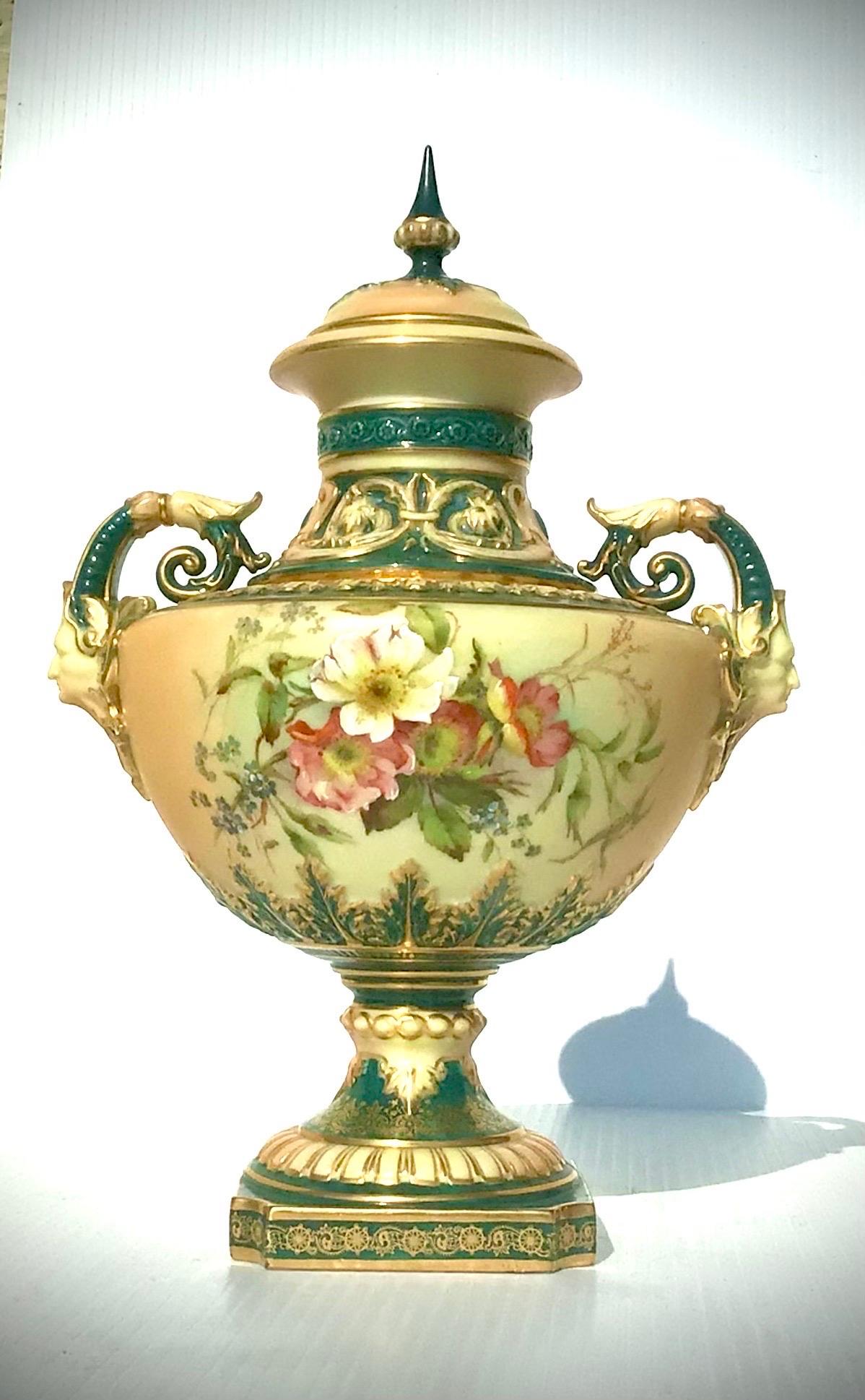 Beautiful Antique Royal Worcester Blush Ivory and Green Covered Vase In Excellent Condition In Antrim, GB