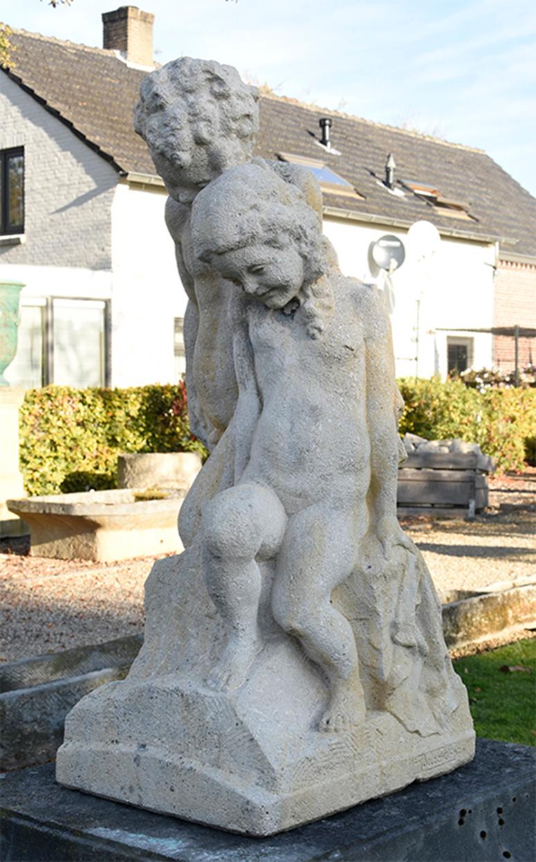Very beautiful statue comes from a garden at a mansion in France.
In very good state to place in the garden.