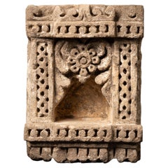 Schönes antikes Sandstein- Tempel aus Indien aus dem 19. Jahrhundert OriginalBuddhas