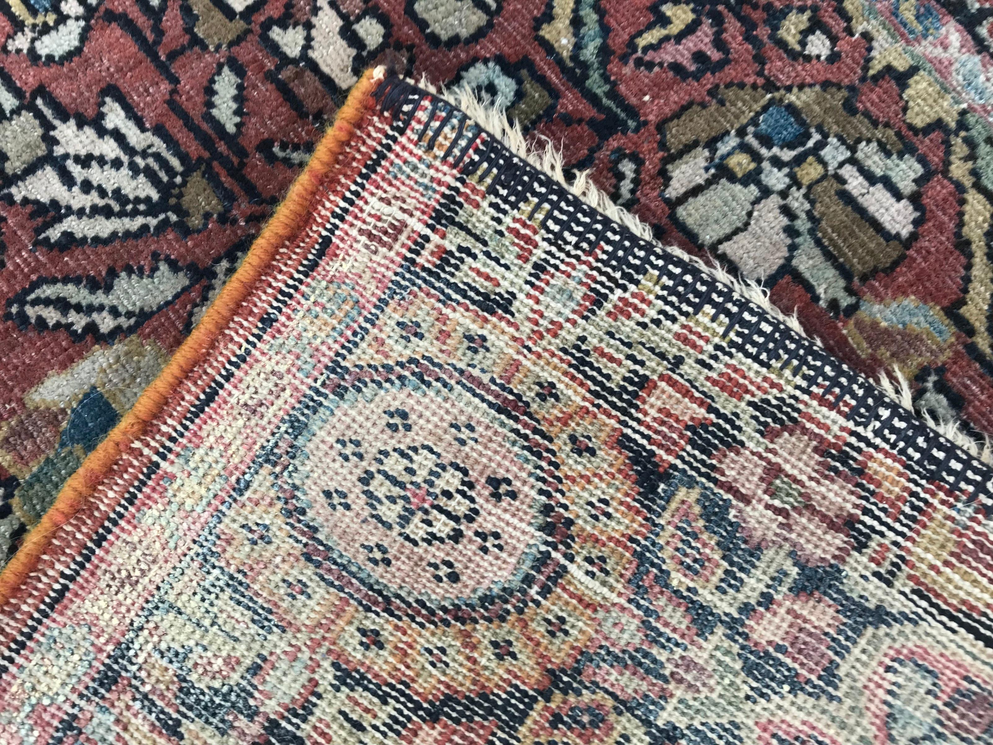 Schöner antiker Sarogh-Teppich im Angebot 4