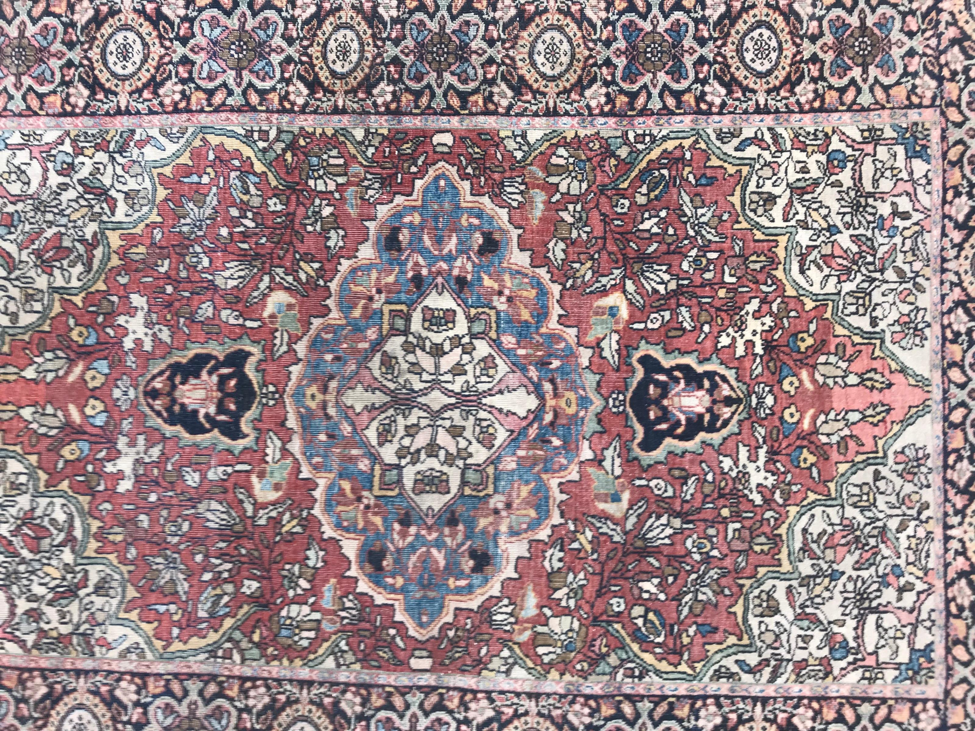 Schöner Teppich aus dem späten 19. Jahrhundert mit schönem Design und natürlichen Farben mit blau, rosa, grün, gelb, rot und schwarz, fein handgeknüpft mit Wollsamt auf Baumwollbasis.