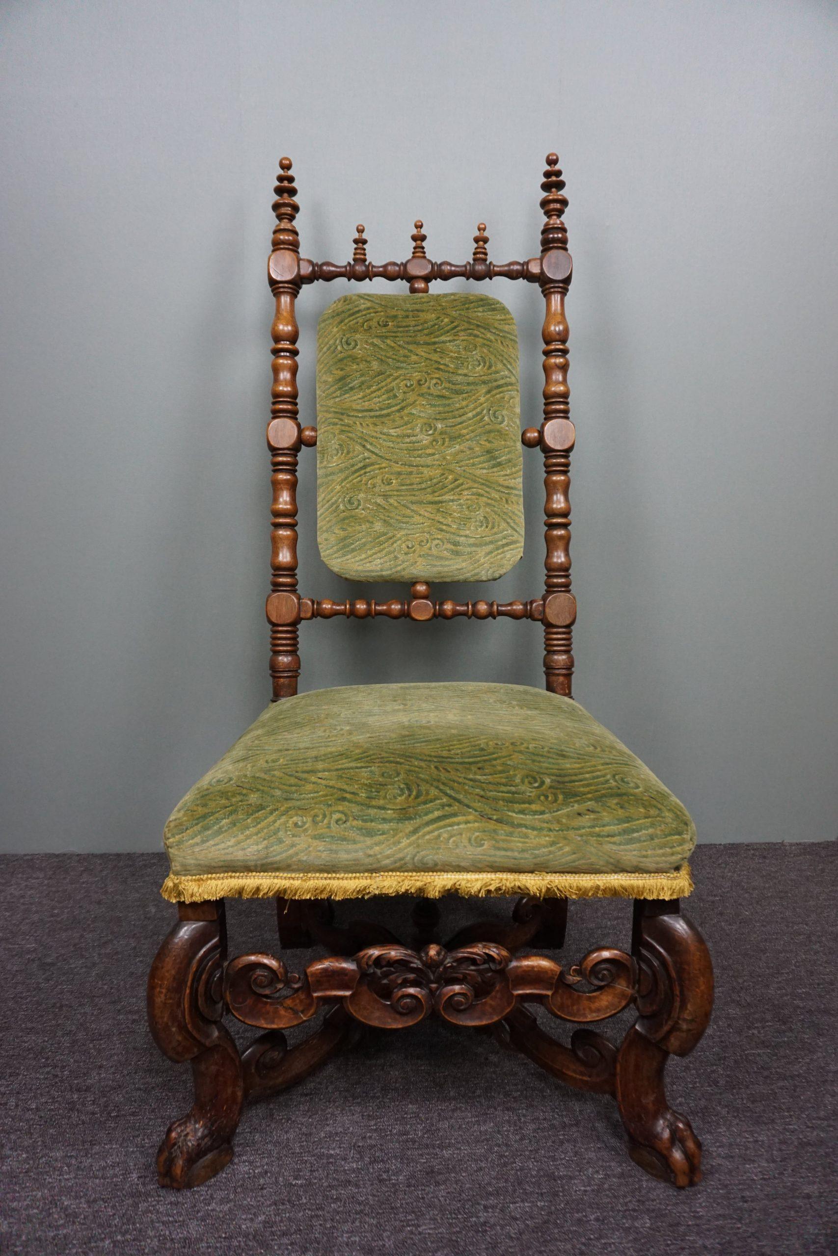 Offered is this beautiful antique pearl.

What a particularly beautiful piece to see. We love this! The chair is of good age and is in correct condition. The carvings are rich and detailed. Such an item enriches every room.

NB:
The dimensions