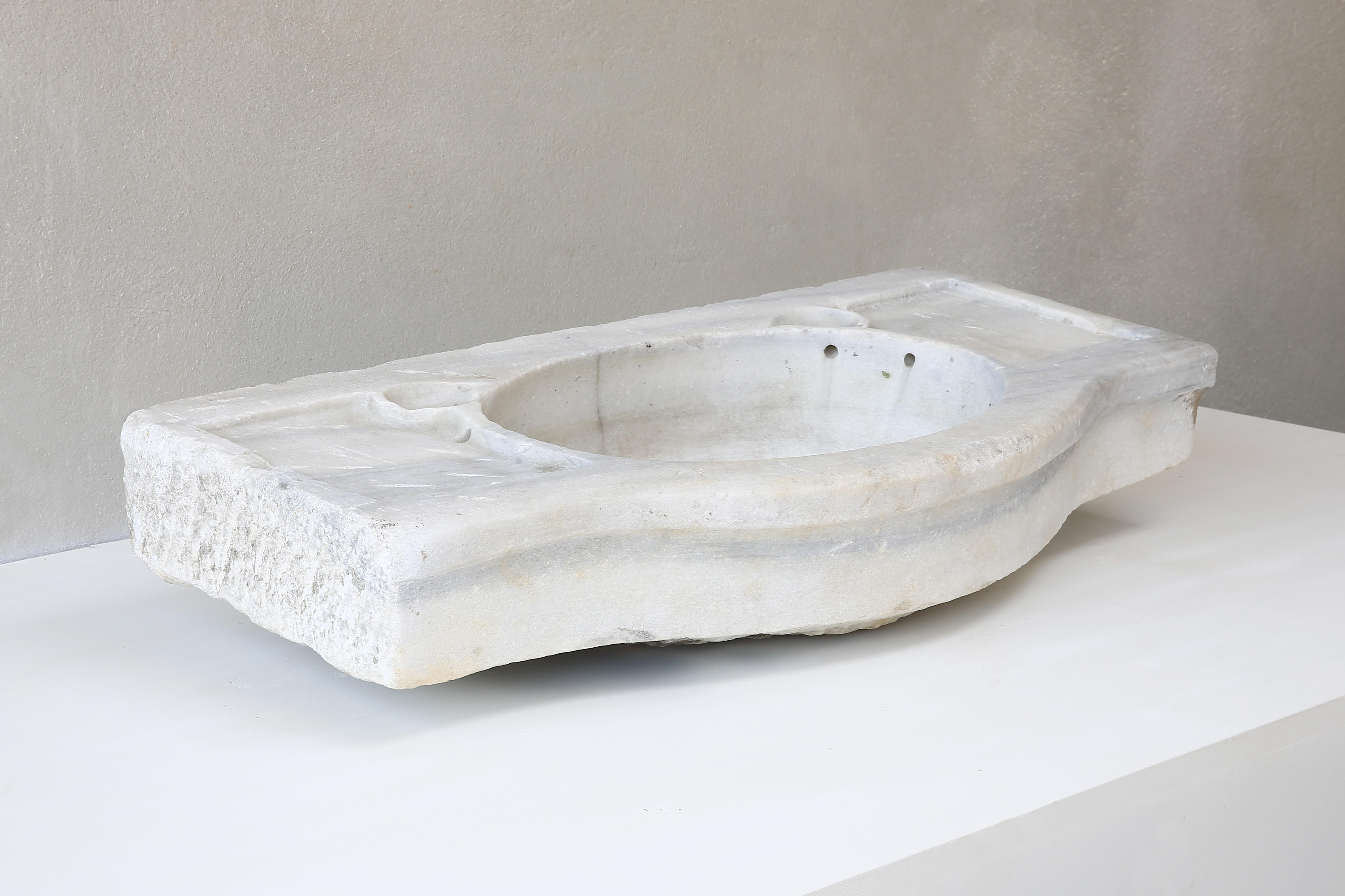 A beautiful sink of Carrara marble from the 19th century. A sink that can be used in the bathroom, toilet or veranda!
