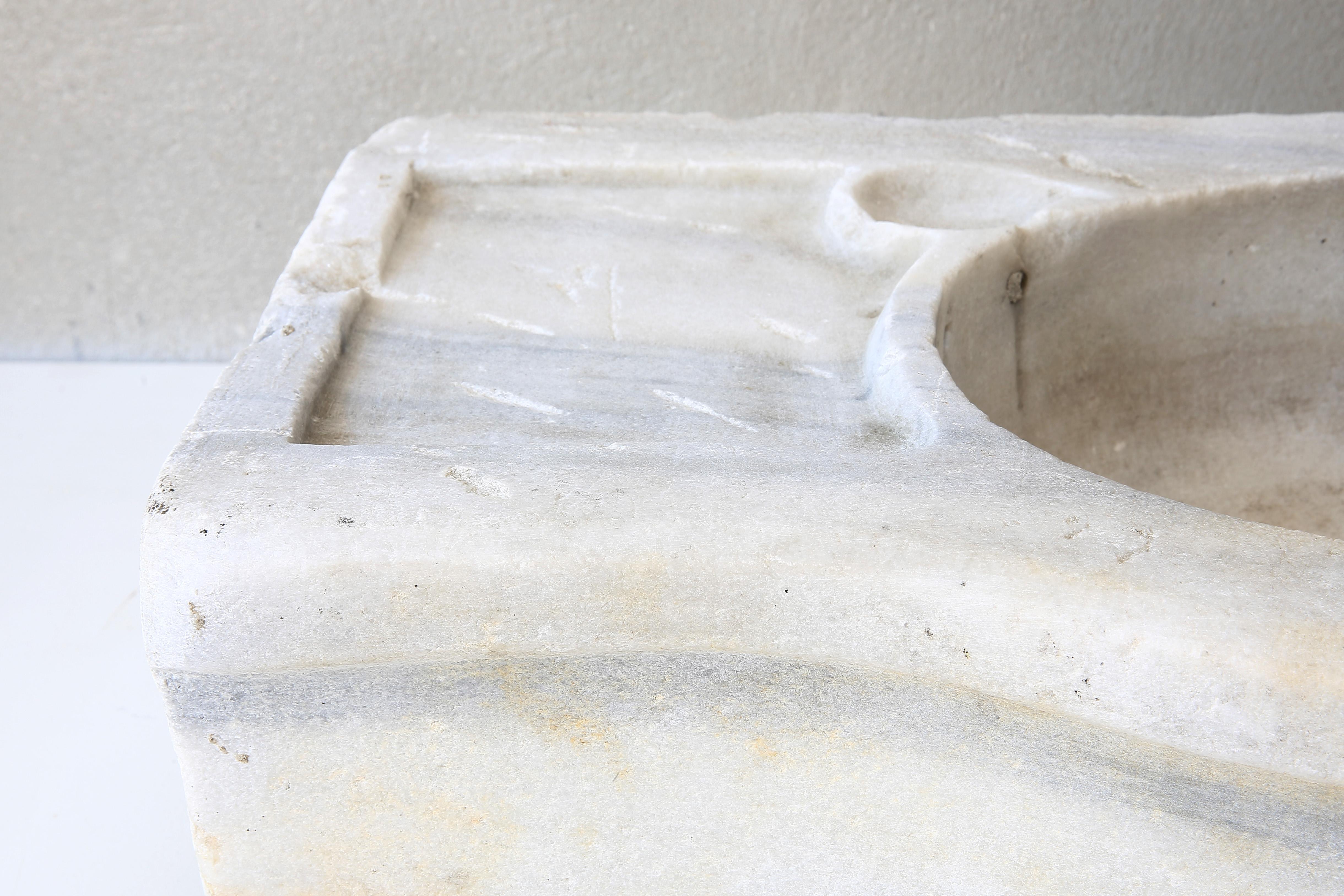 Beautiful Antique Sink of Carrara Marble In Good Condition In Made, NL