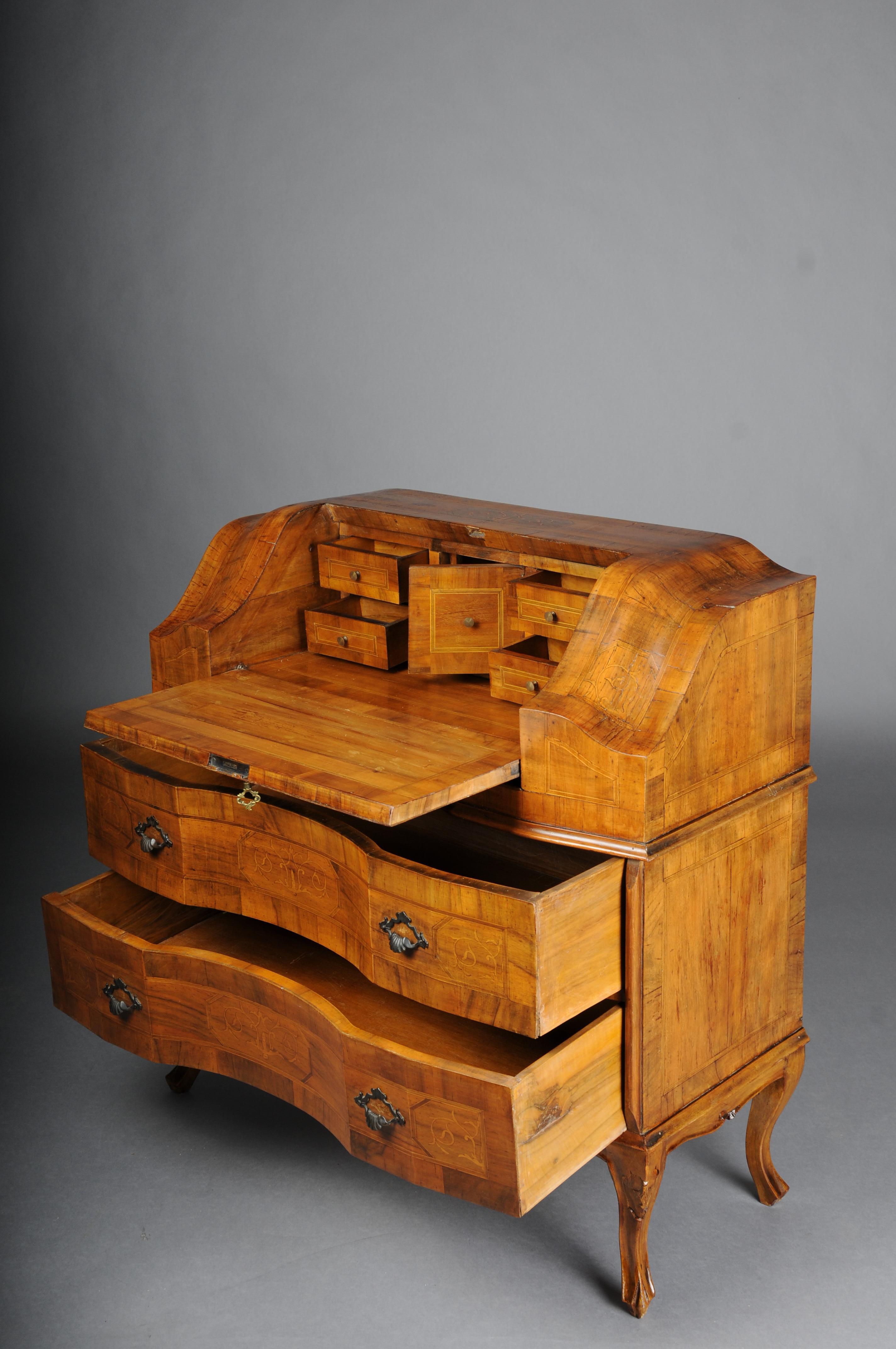 Preciosa secretaria antigua de solapa inclinada, siglo XX. Chapa de raíz de nogal. en Bueno estado para la venta en Berlin, DE