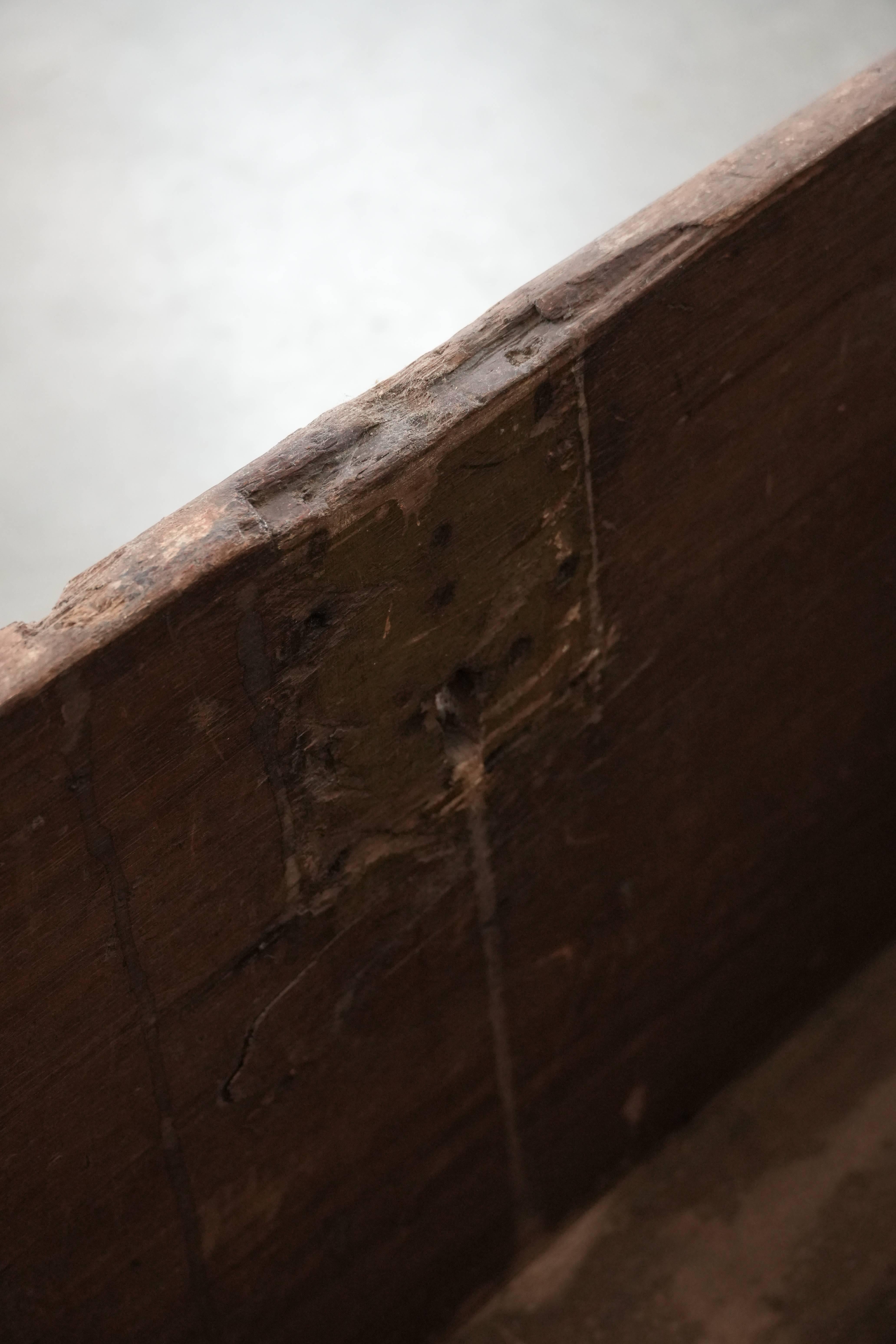 Beautiful antique Spanish chest made of walnut with beautiful wood carving in vendita 4