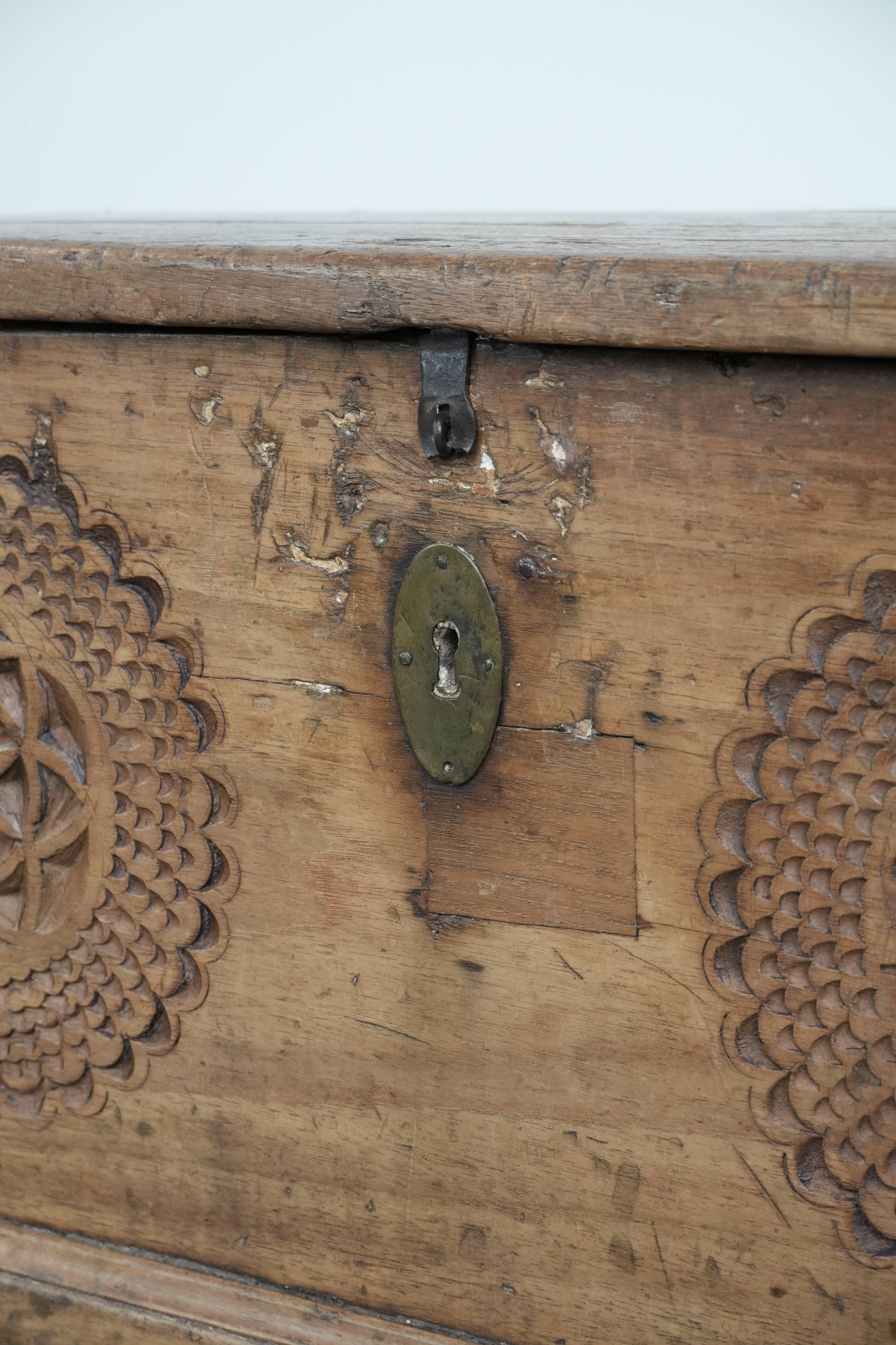 Beautiful antique Spanish chest made of walnut with beautiful wood carving in vendita 5