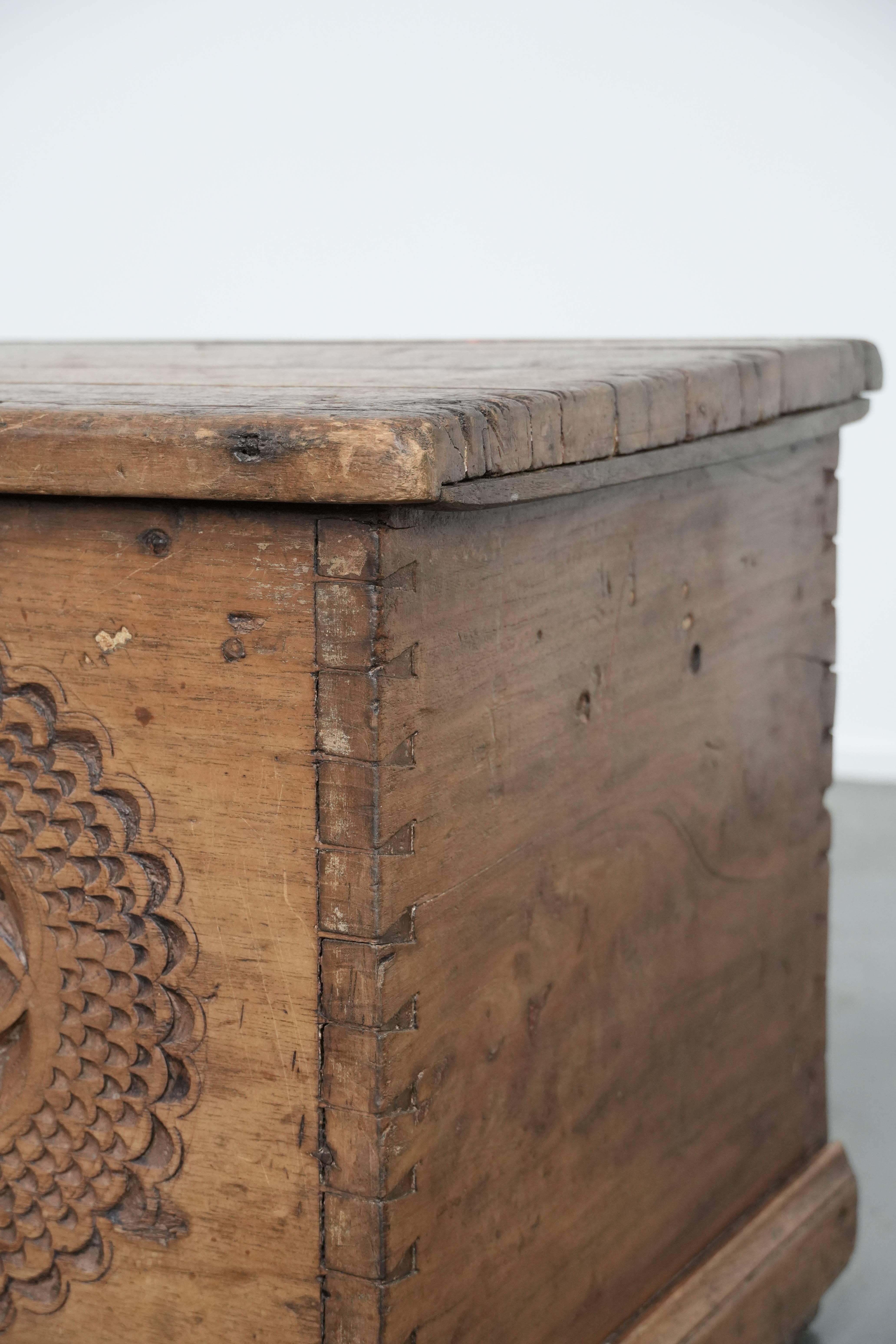 Beautiful antique Spanish chest made of walnut with beautiful wood carving in vendita 6