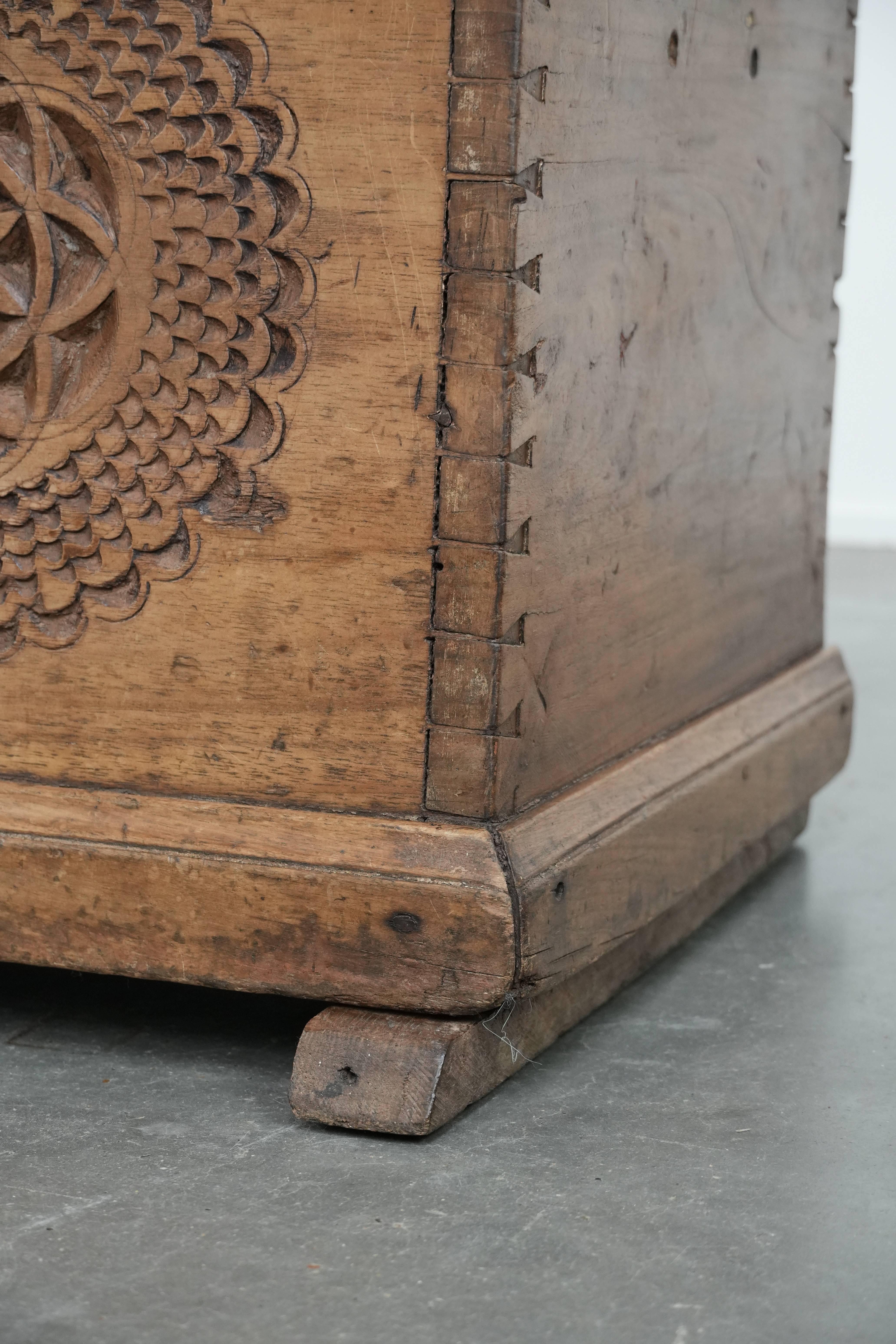Beautiful antique Spanish chest made of walnut with beautiful wood carving in vendita 7
