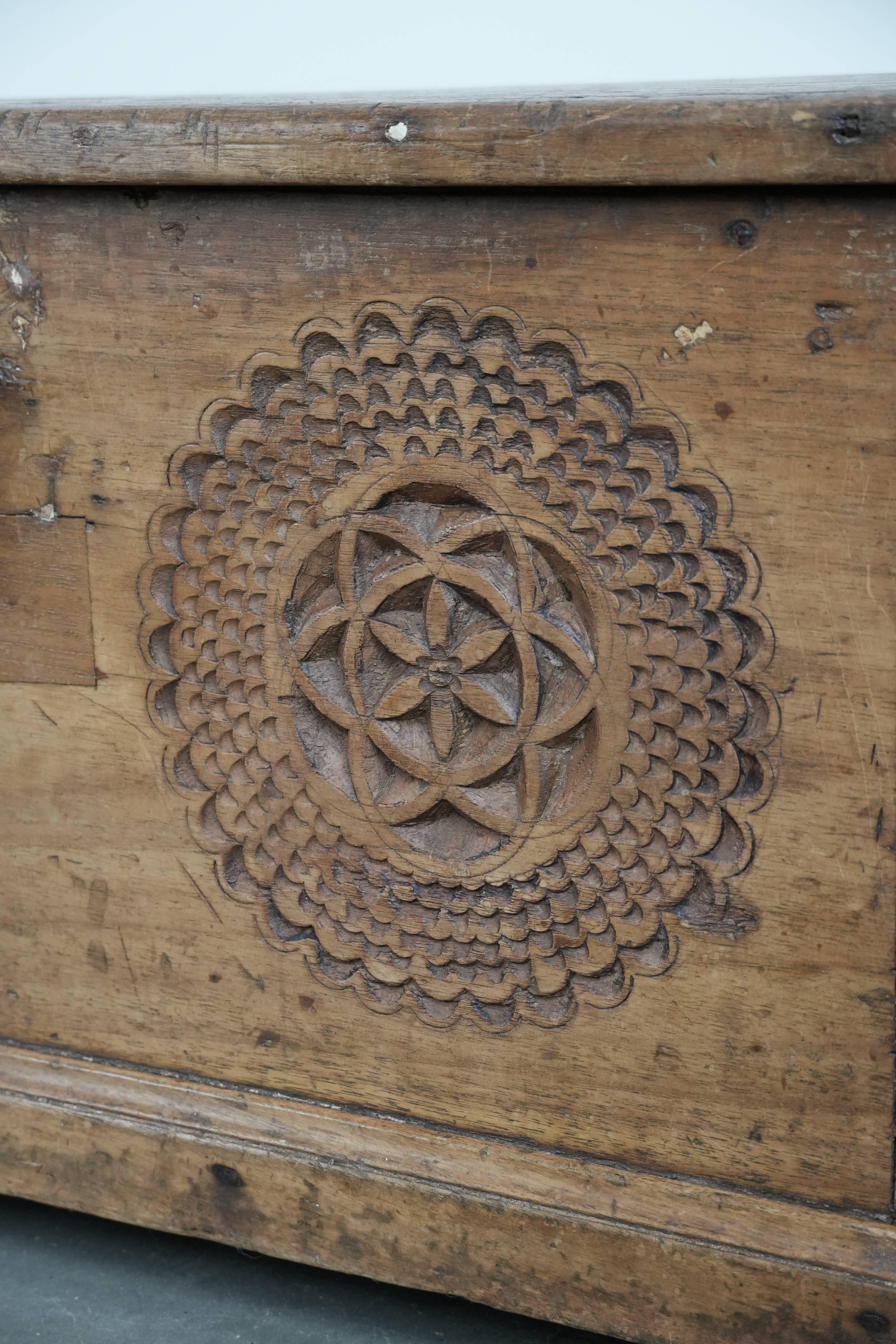 Beautiful antique Spanish chest made of walnut with beautiful wood carving in vendita 8