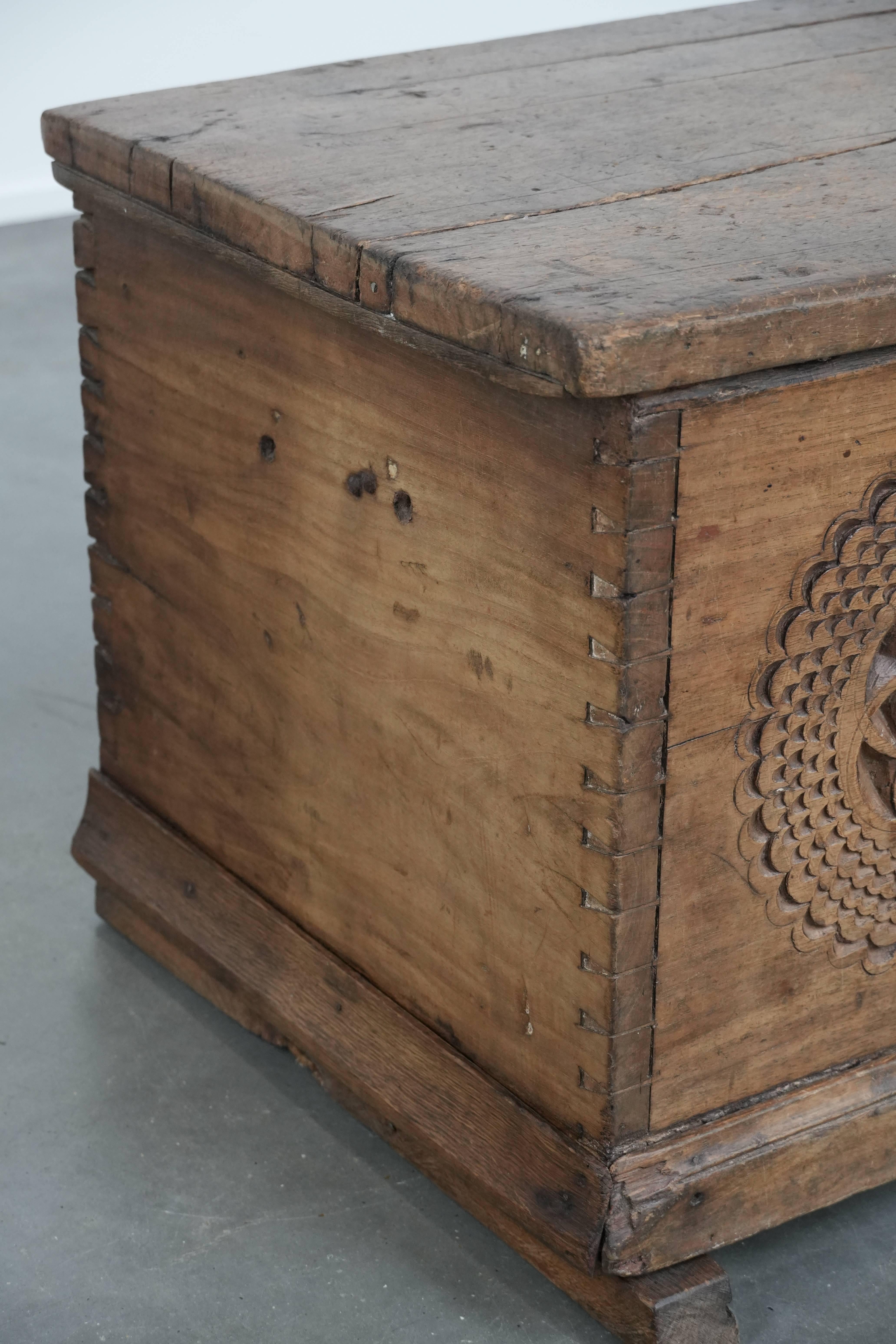Beautiful antique Spanish chest made of walnut with beautiful wood carving in vendita 10