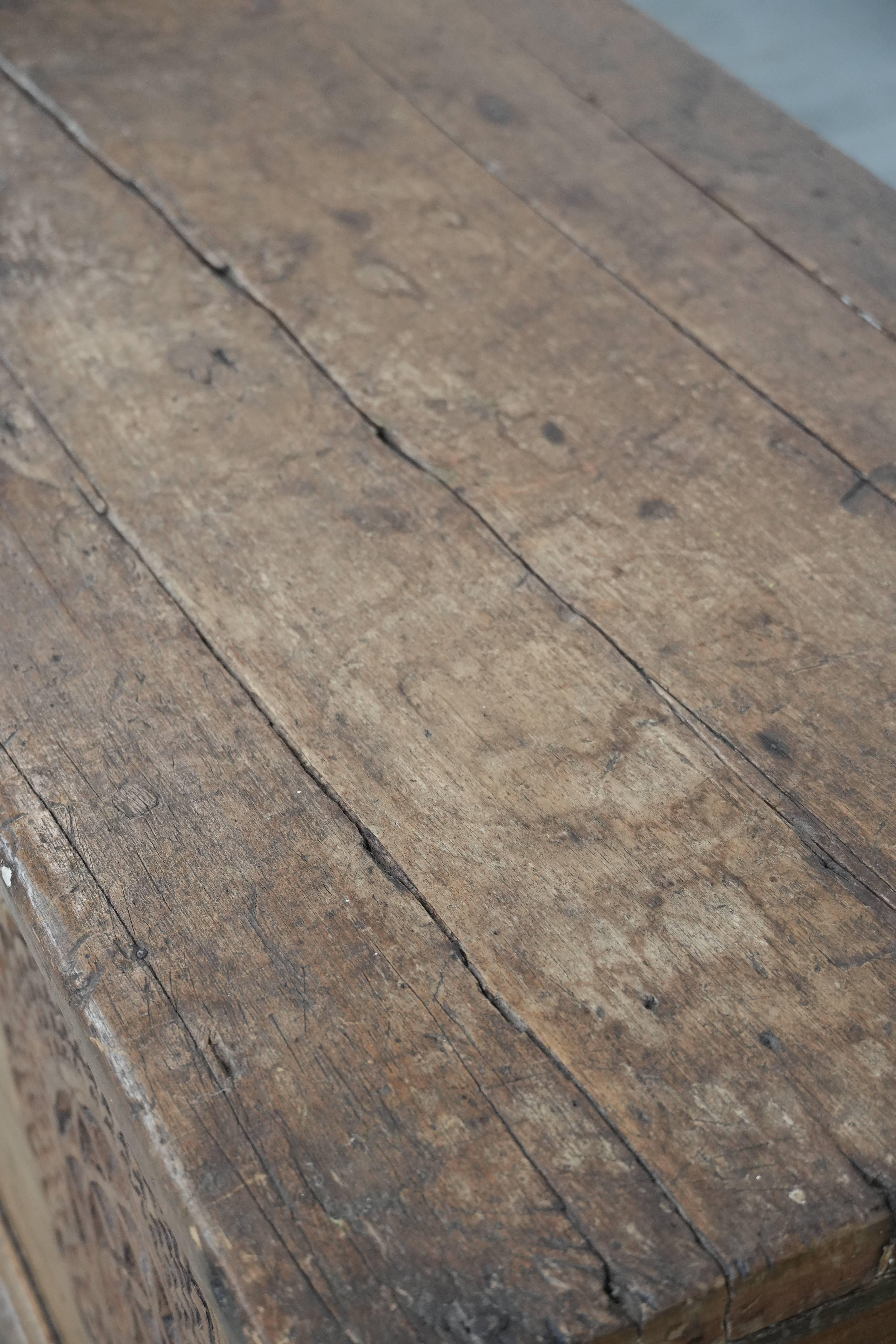 Beautiful antique Spanish chest made of walnut with beautiful wood carving in vendita 11