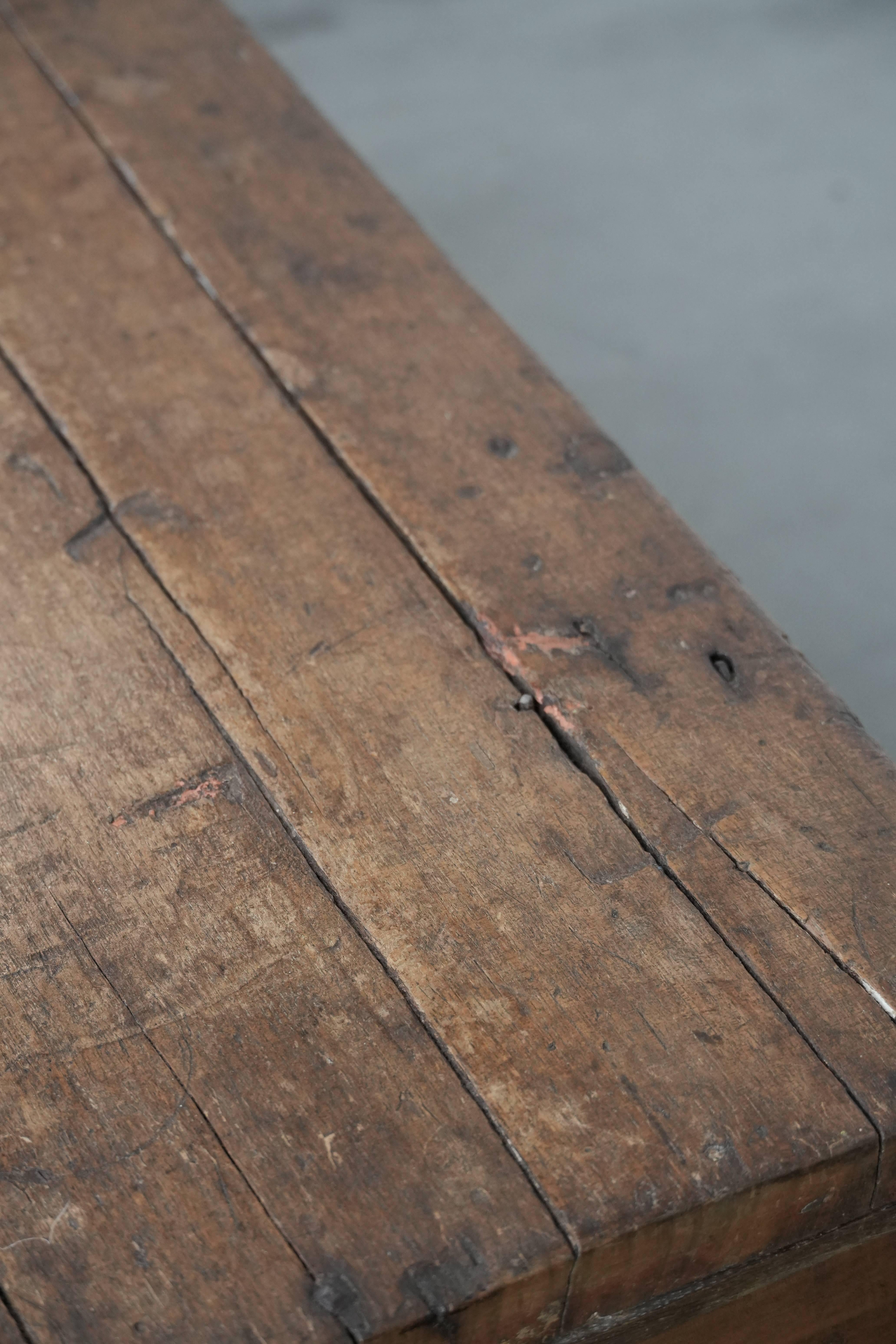 Beautiful antique Spanish chest made of walnut with beautiful wood carving in vendita 12