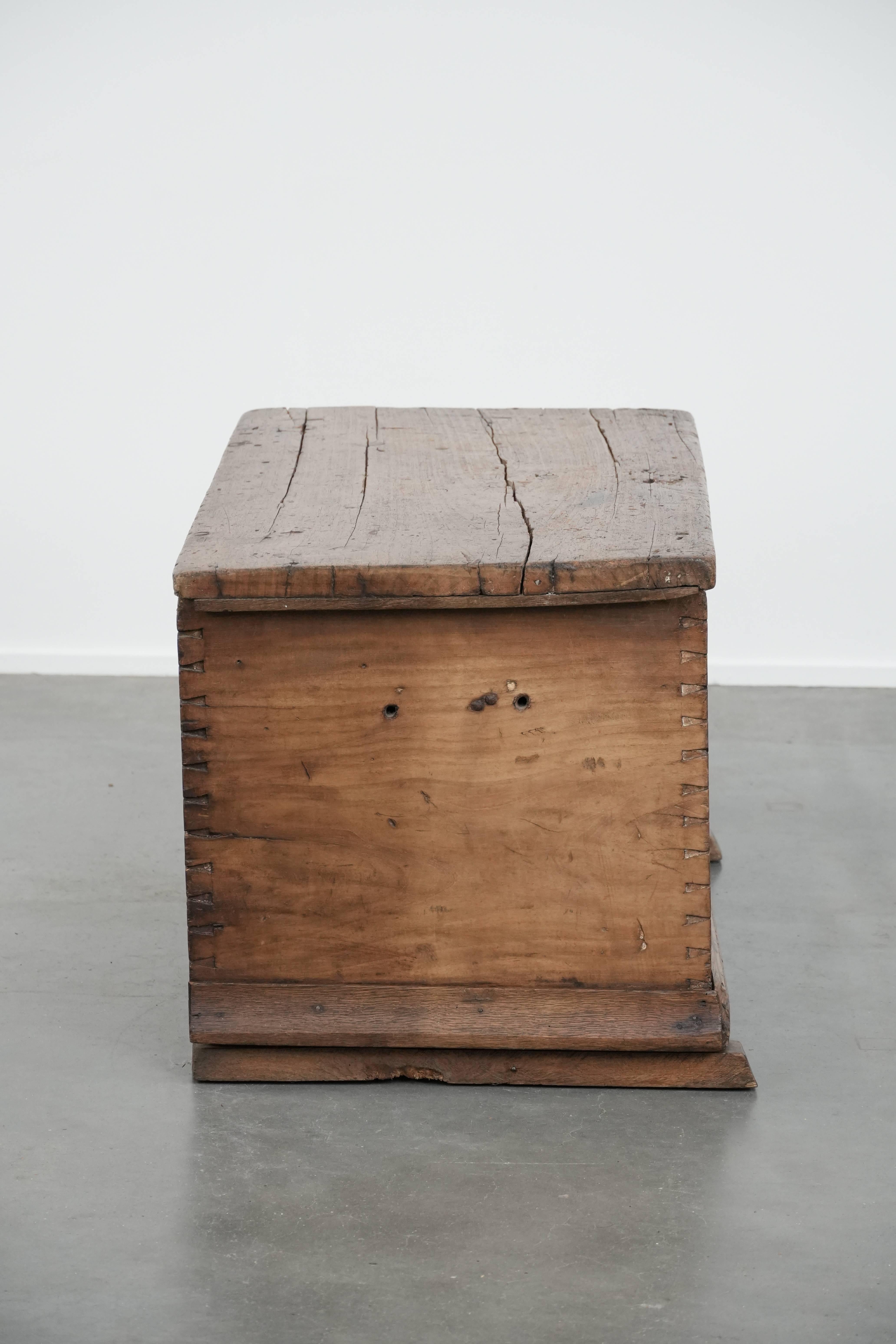 Intagliato a mano Beautiful antique Spanish chest made of walnut with beautiful wood carving in vendita