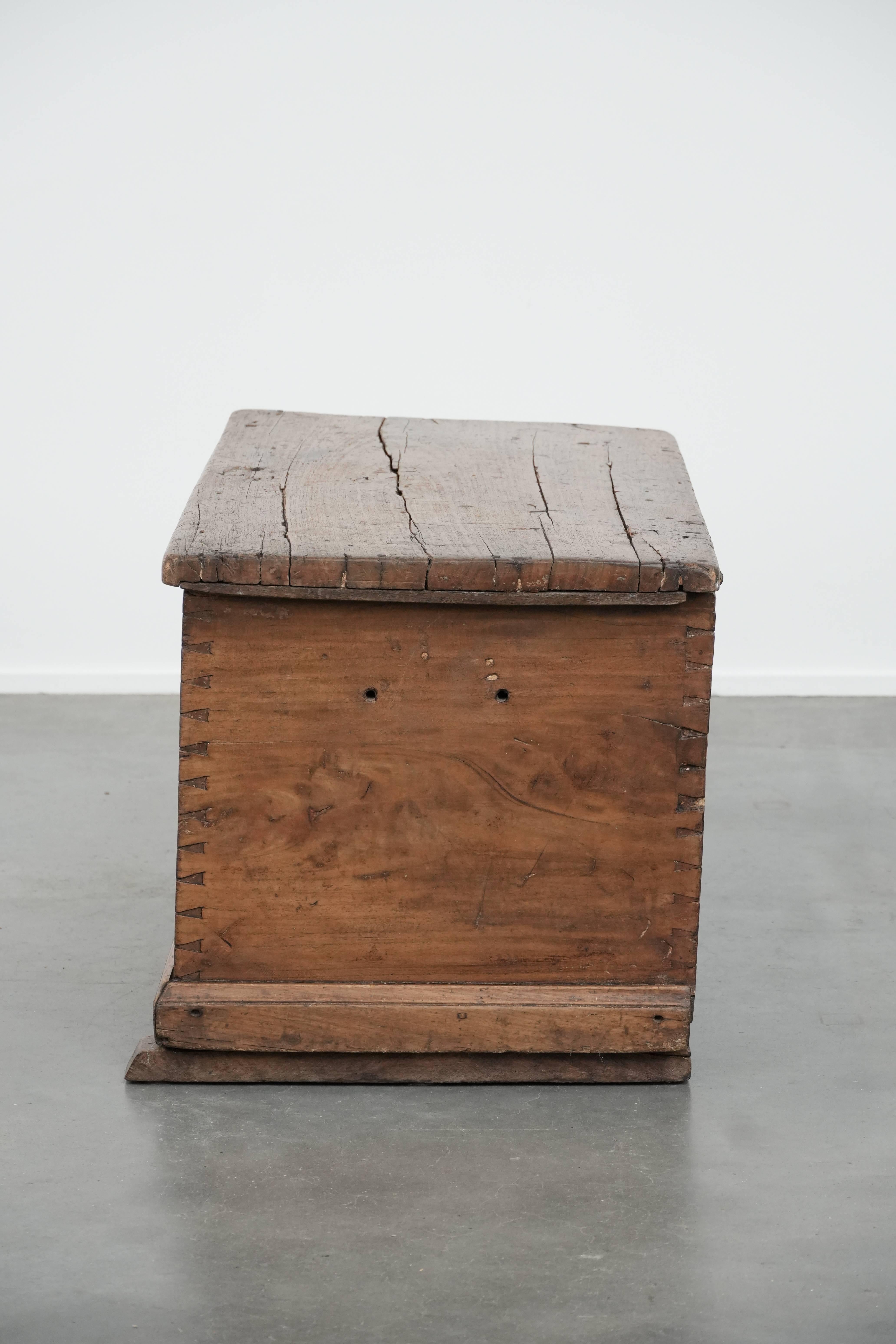 XIX secolo Beautiful antique Spanish chest made of walnut with beautiful wood carving in vendita