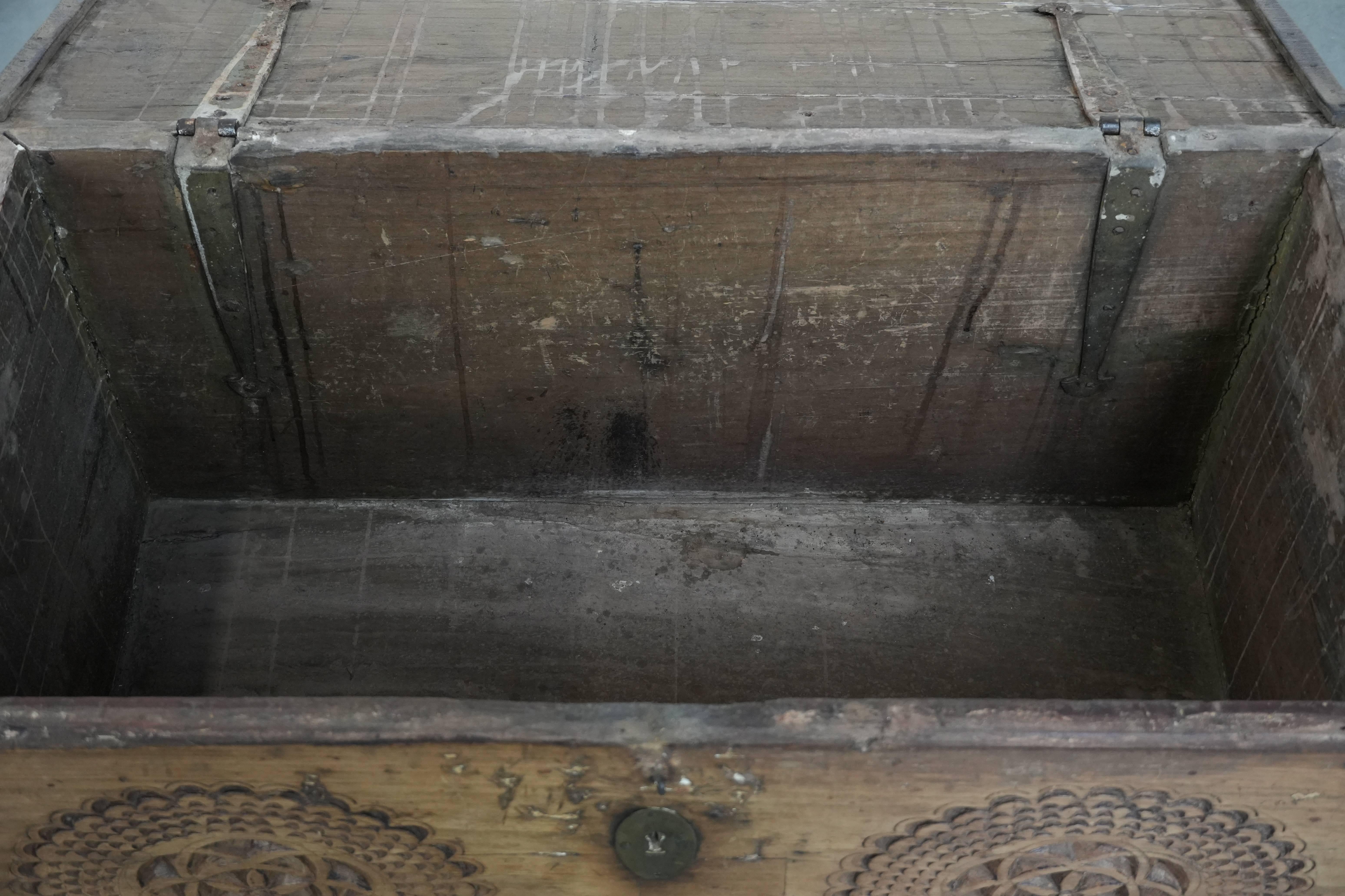 Beautiful antique Spanish chest made of walnut with beautiful wood carving in vendita 1