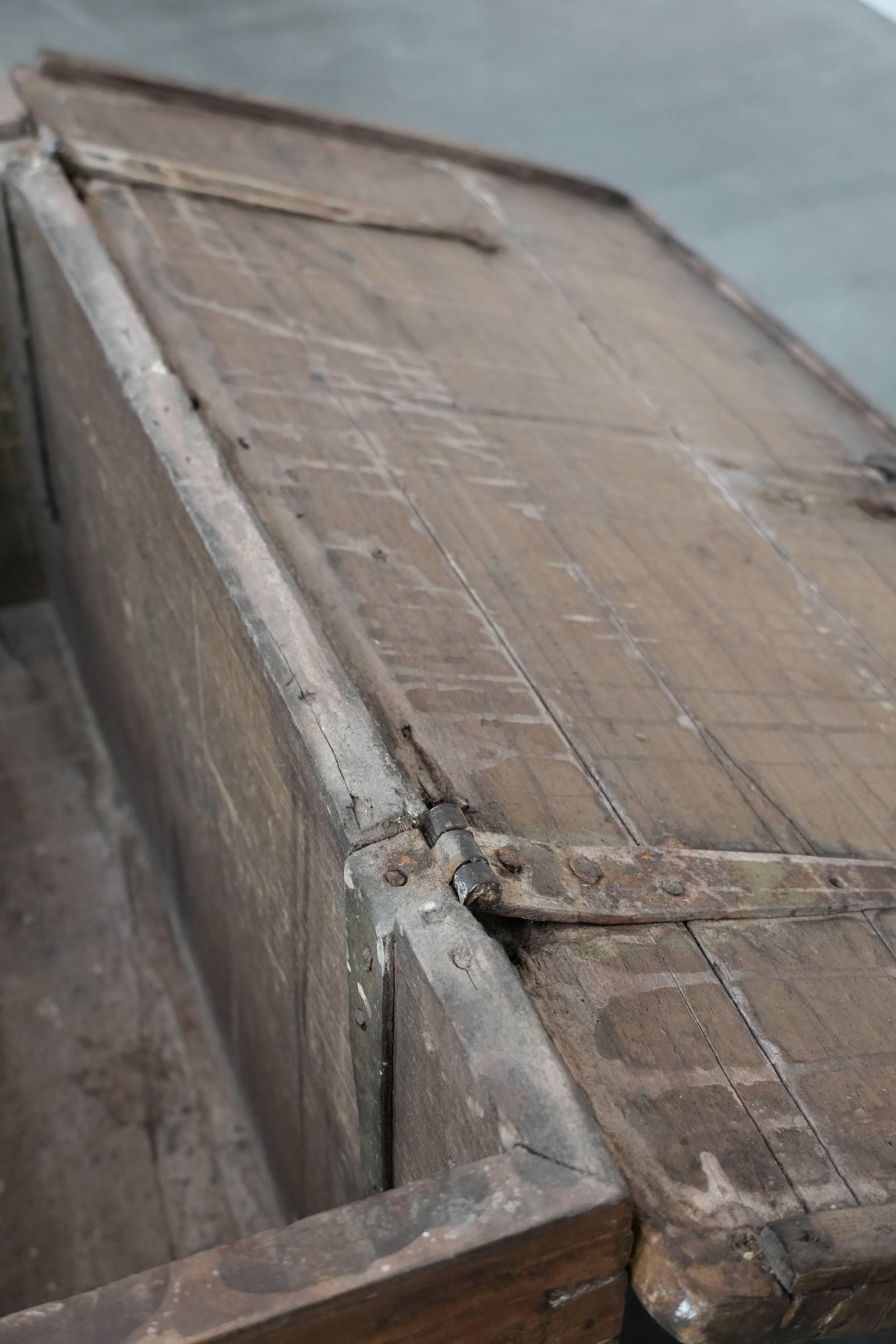Beautiful antique Spanish chest made of walnut with beautiful wood carving in vendita 2