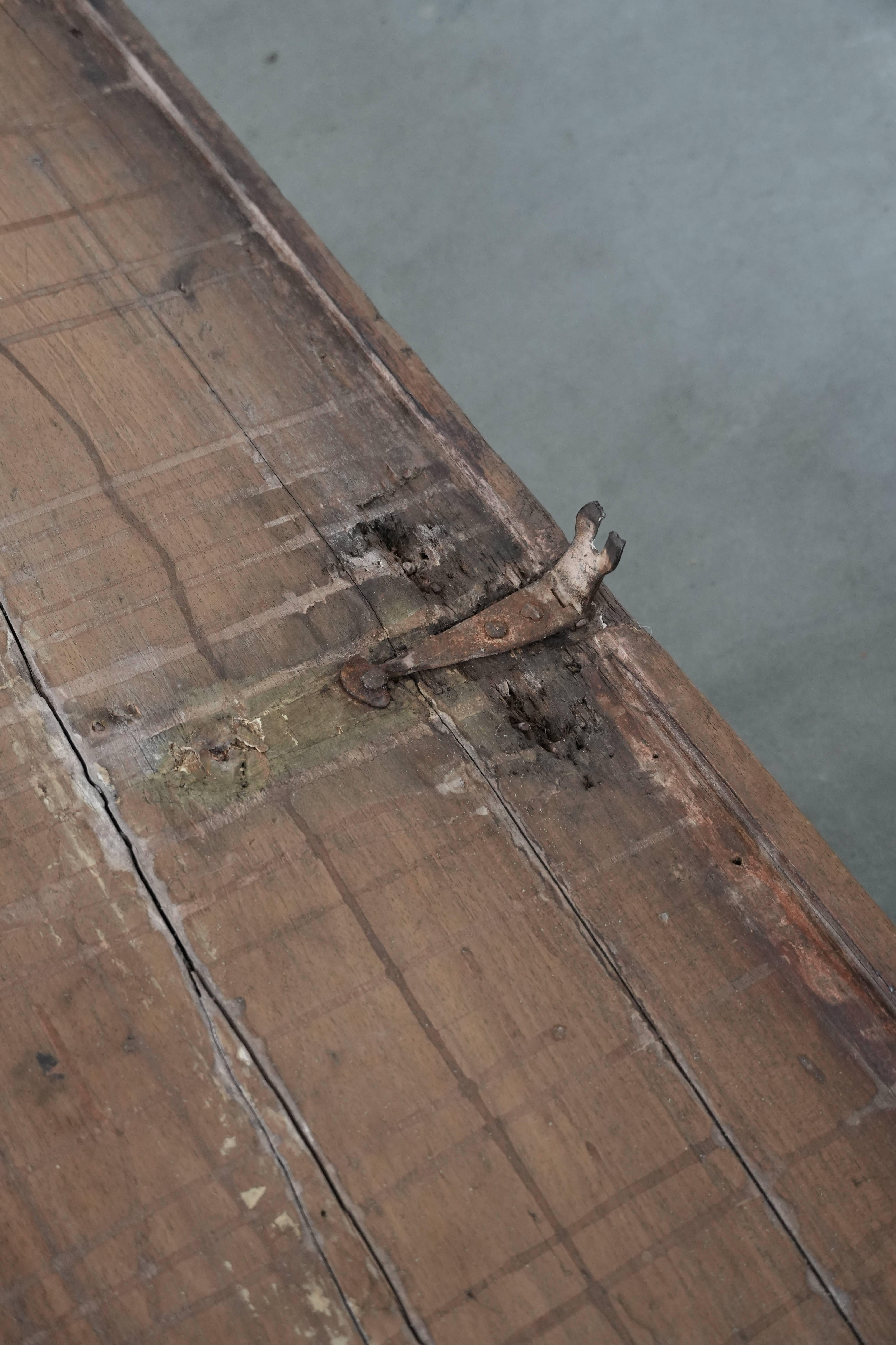 Beautiful antique Spanish chest made of walnut with beautiful wood carving in vendita 3