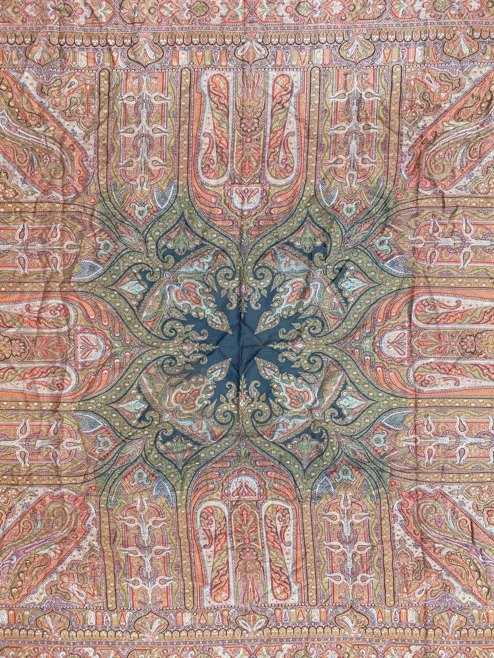 Nice late 19th century Kashmir of Lyon Shawl with a nice floral design and beautiful colors, very decorative, entirely woven by the Jaquar manufacturing, with wool on wool.