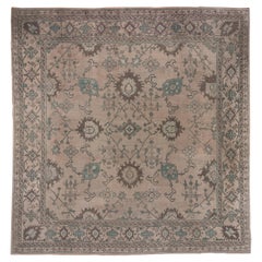 Magnifique tapis carré ancien d'Oushak, motif champ tout autour marron et détails verts