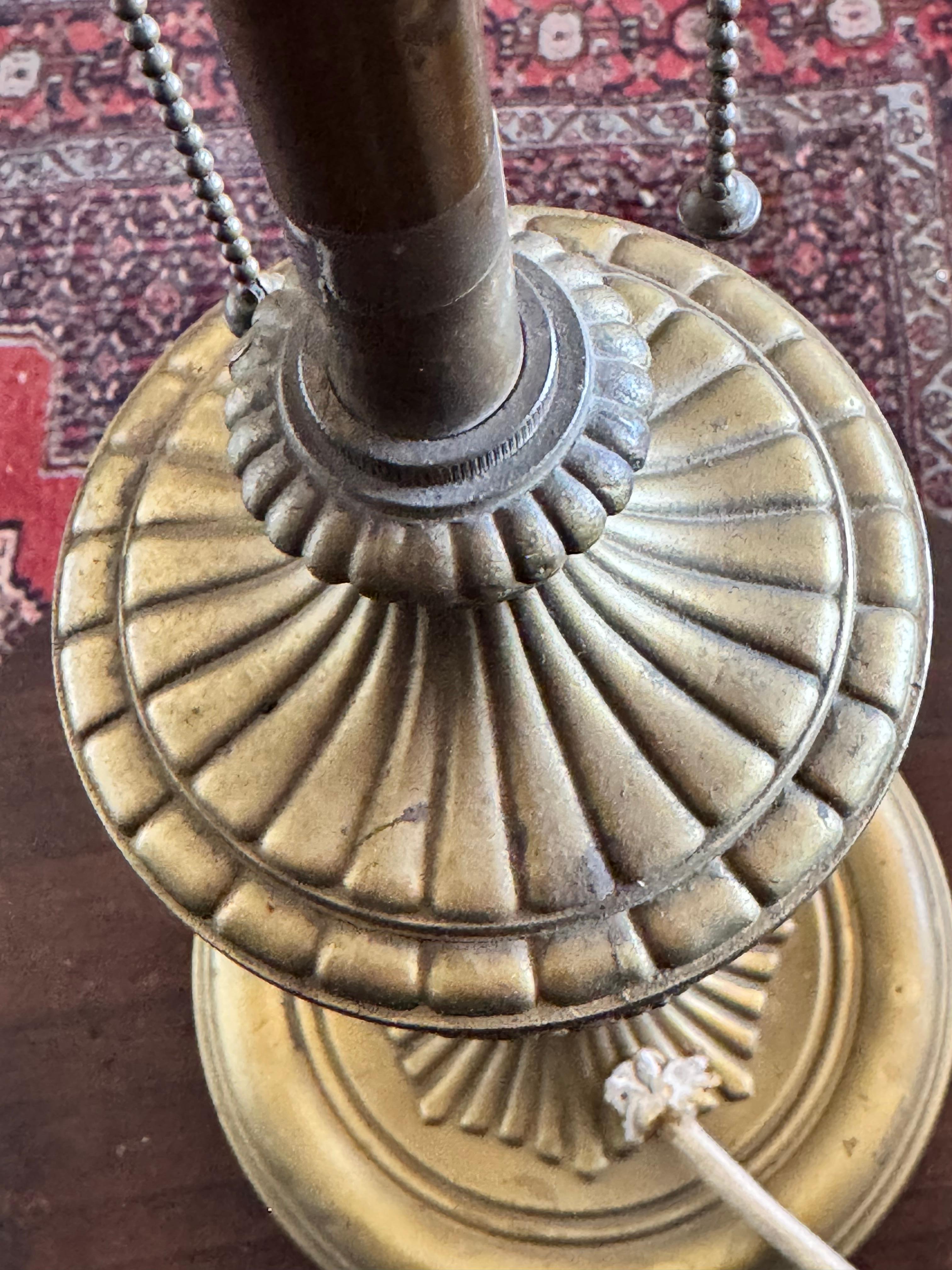 Si tratta di una bellissima lampada da tavolo antica con paralume dipinto al contrario.  La tonalità ha dei colori fantastici. Si tratta di un articolo vintage con il cablaggio originale (vedi foto).  Potresti sostituirlo, ma noi lo abbiamo lasciato