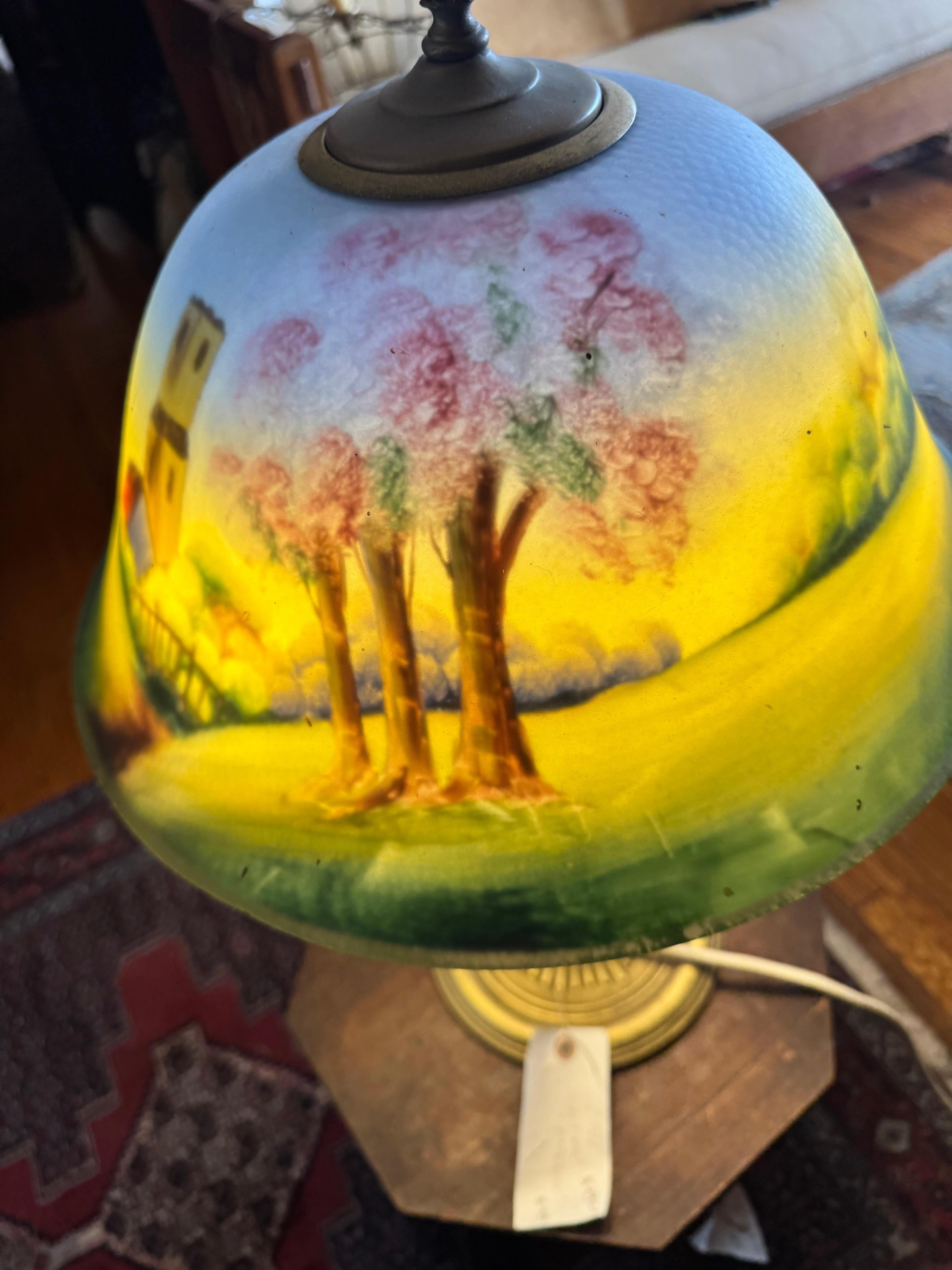 Arts and Crafts Bellissima lampada da tavolo antica con paralume dipinto al contrario con colori fantastici - I708 in vendita