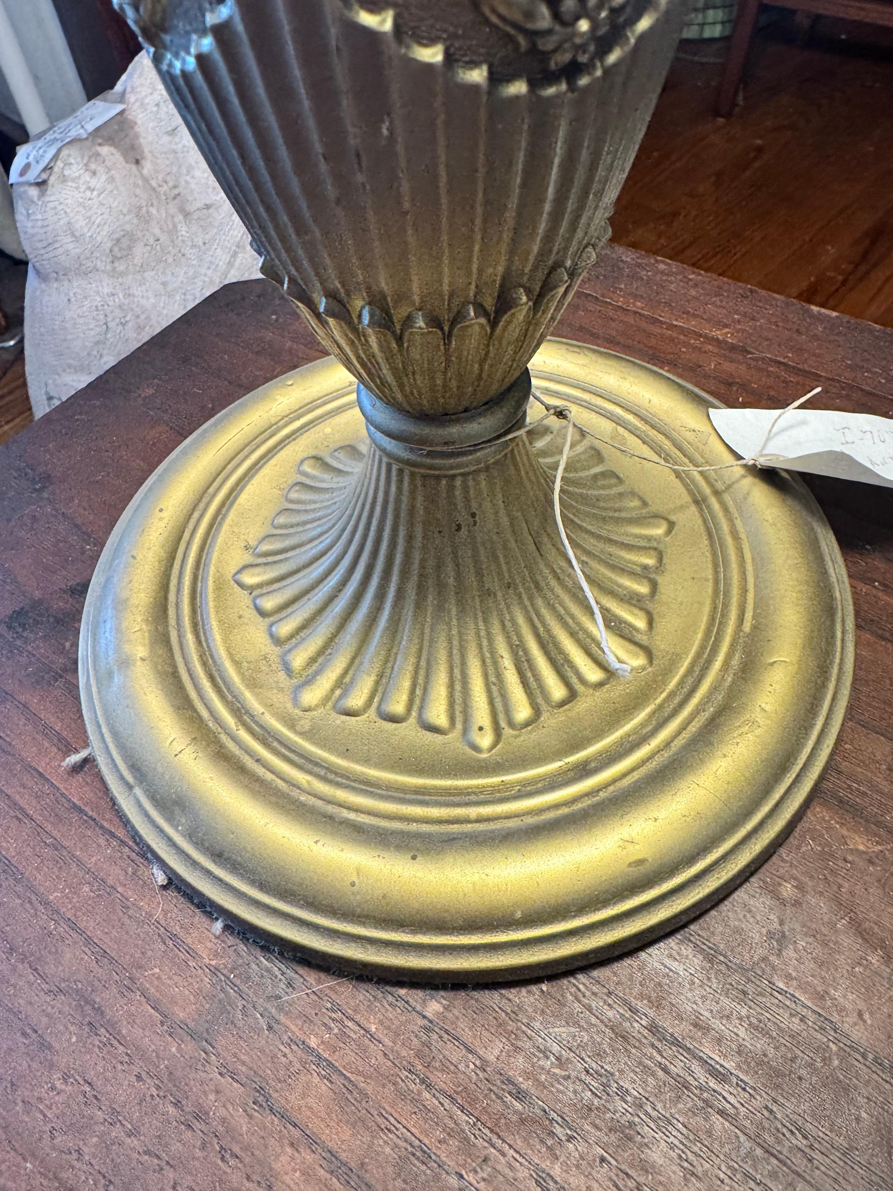 Americano Bellissima lampada da tavolo antica con paralume dipinto al contrario con colori fantastici - I708 in vendita
