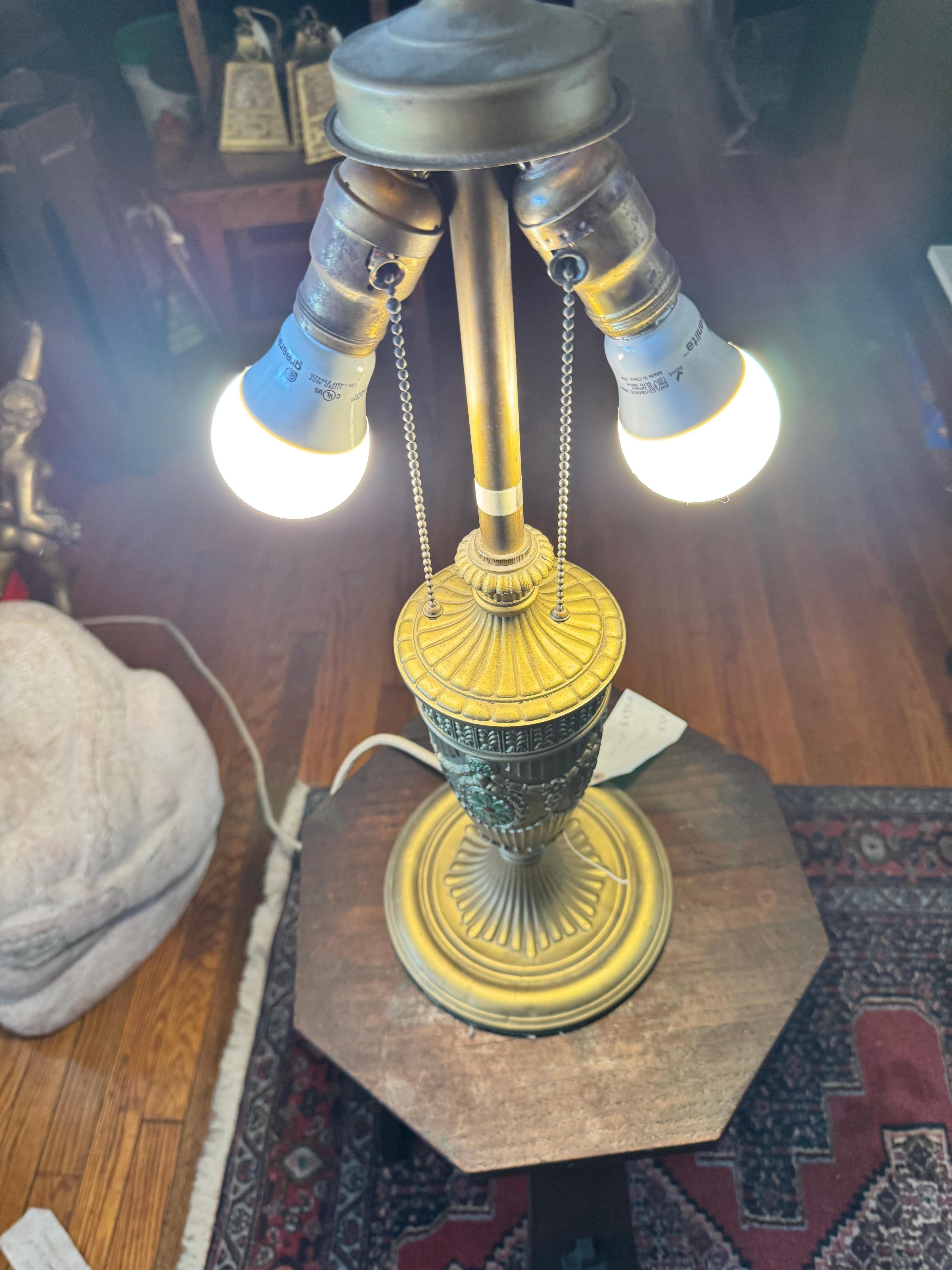Bellissima lampada da tavolo antica con paralume dipinto al contrario con colori fantastici - I708 In condizioni buone in vendita a Shamokin Dam, PA