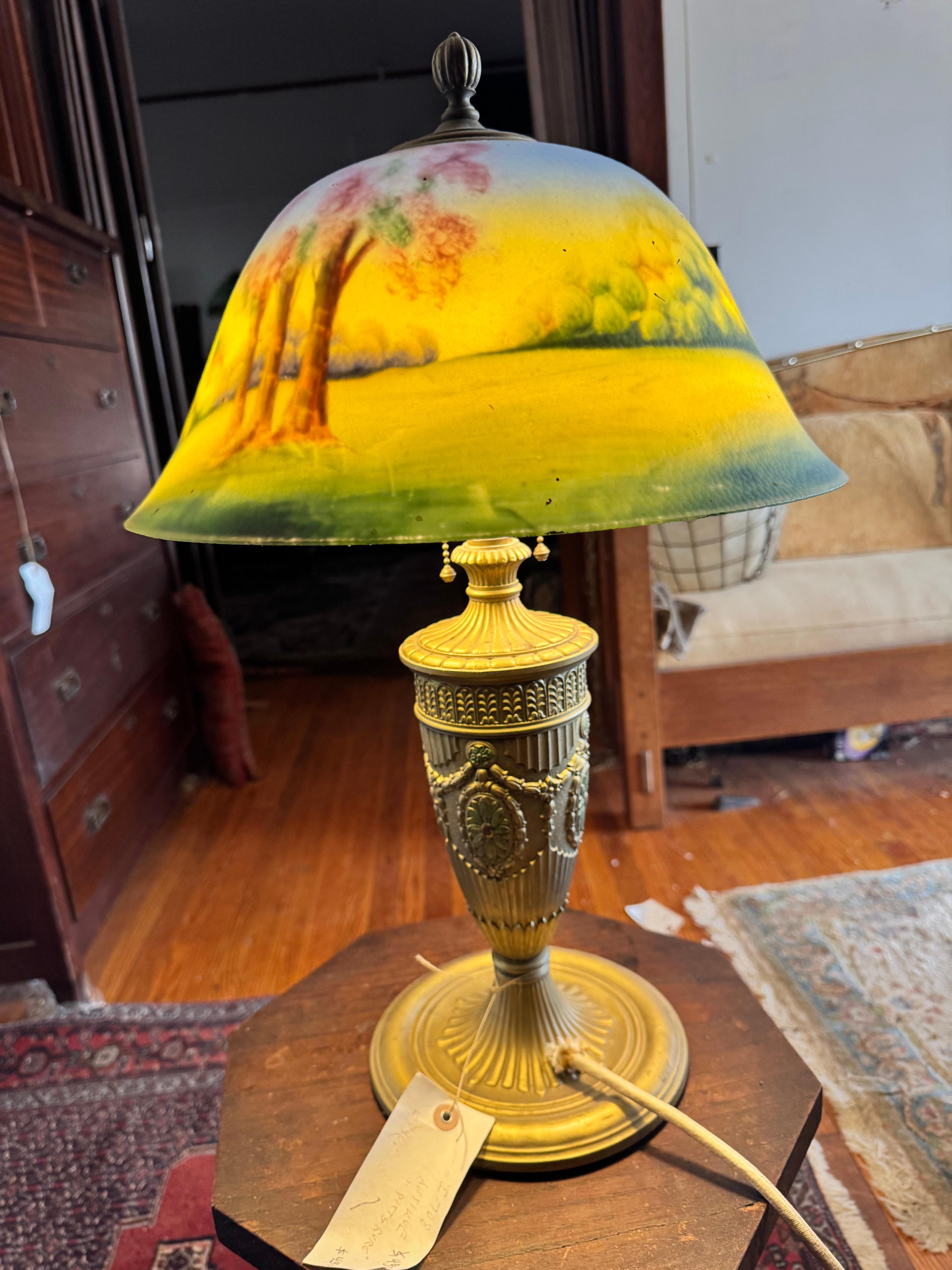 XX secolo Bellissima lampada da tavolo antica con paralume dipinto al contrario con colori fantastici - I708 in vendita