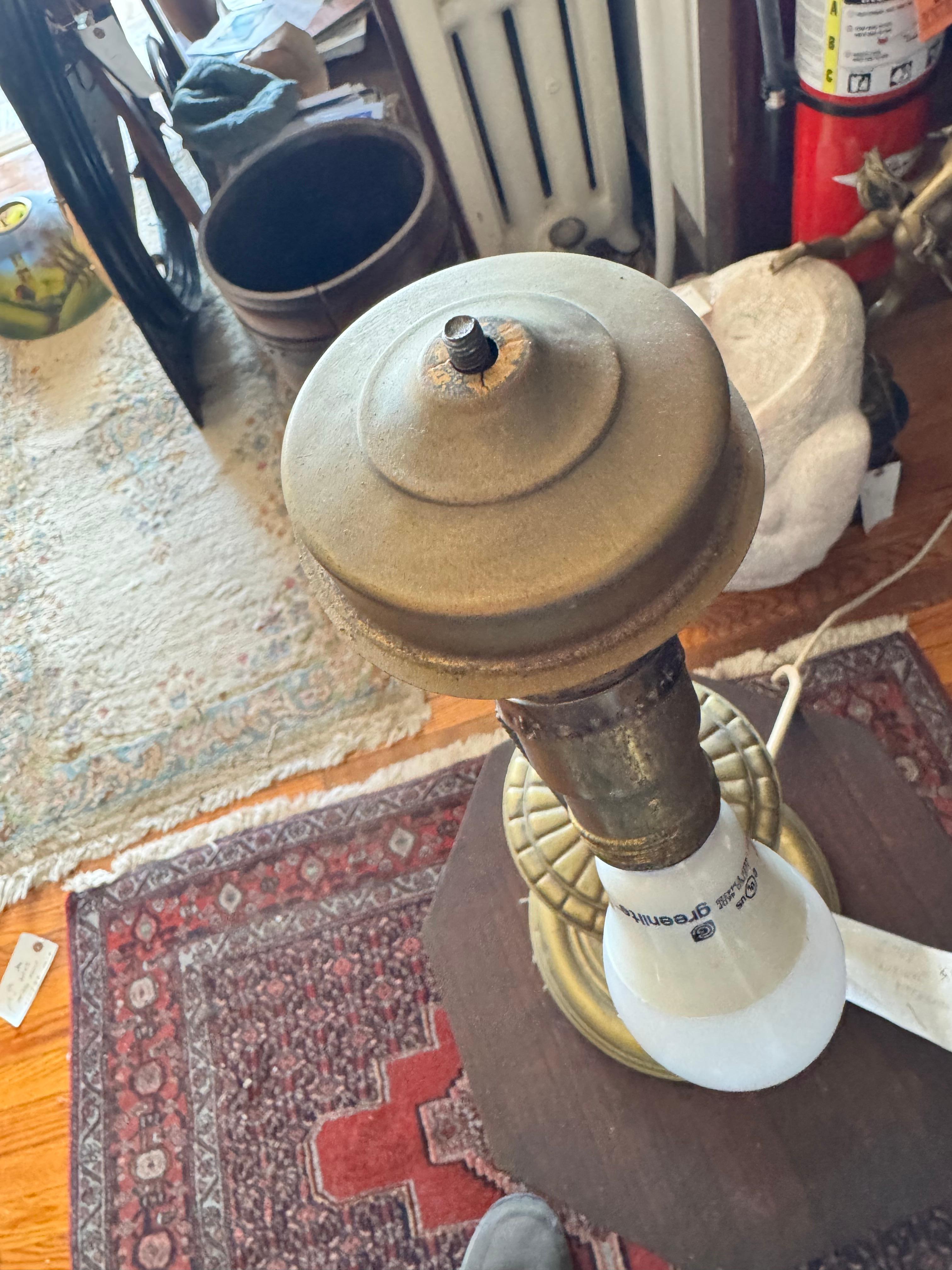 Bellissima lampada da tavolo antica con paralume dipinto al contrario con colori fantastici - I708 in vendita 2