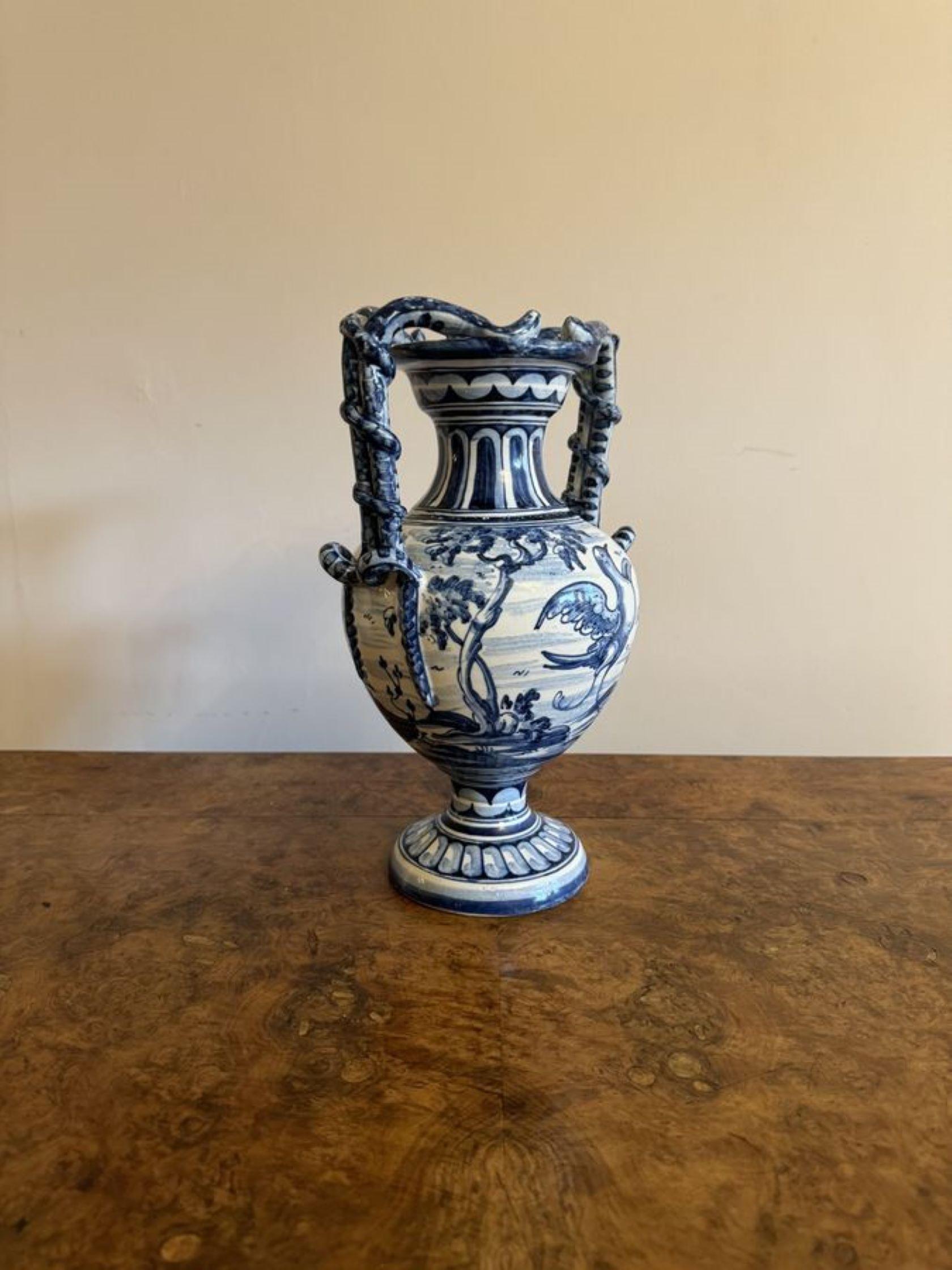 Schöne antike blau-weiße Talavere-Vase in Blau und Weiß  (20. Jahrhundert) im Angebot