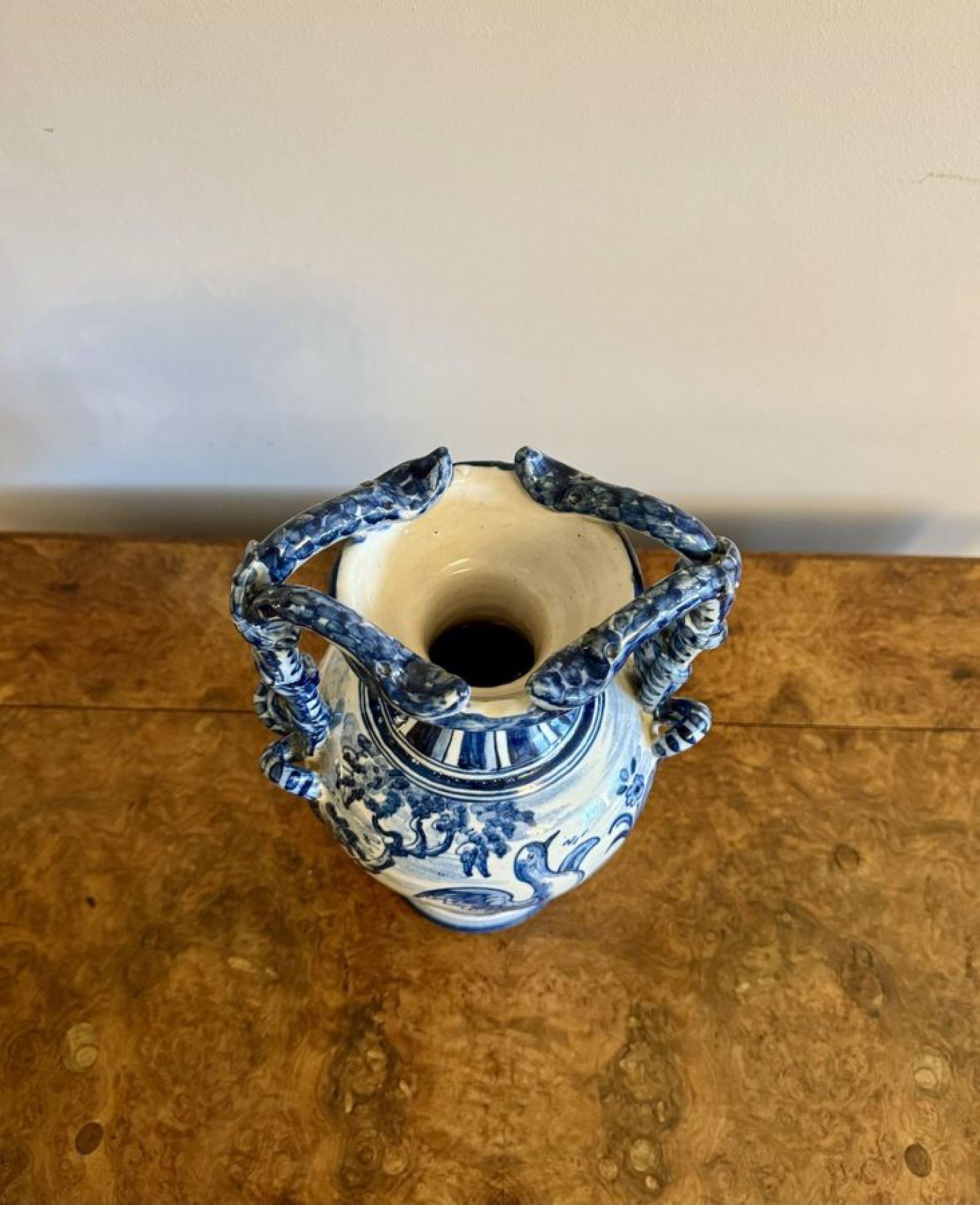 Schöne antike blau-weiße Talavere-Vase in Blau und Weiß  (Keramik) im Angebot