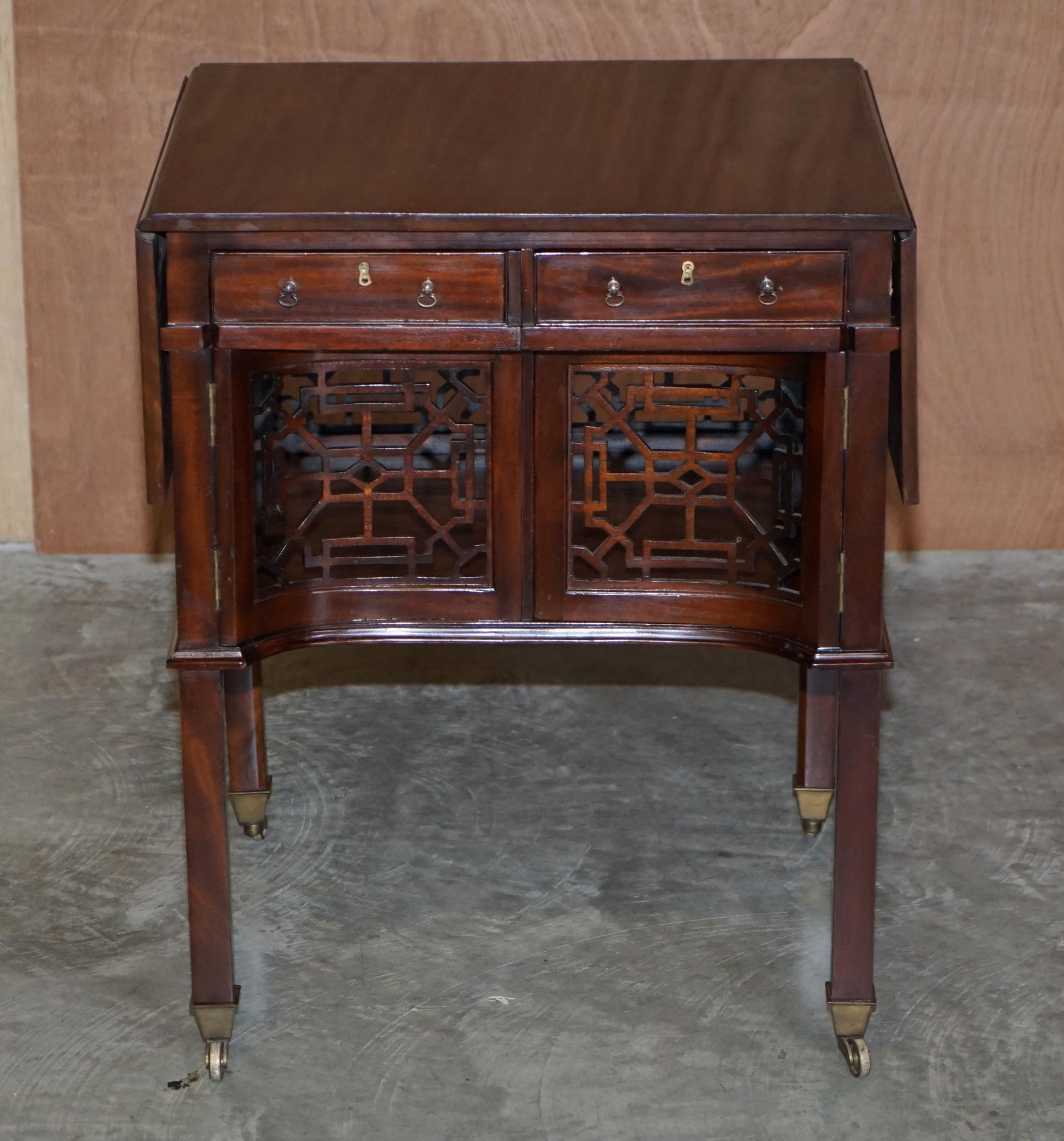 We are delighted to offer for sale this lovely Thomas Chippendale style extending occasional table in very fine mahogany 

This is a very well made, important looking occasional table. The mahogany is some of the finest I have seen, it has a