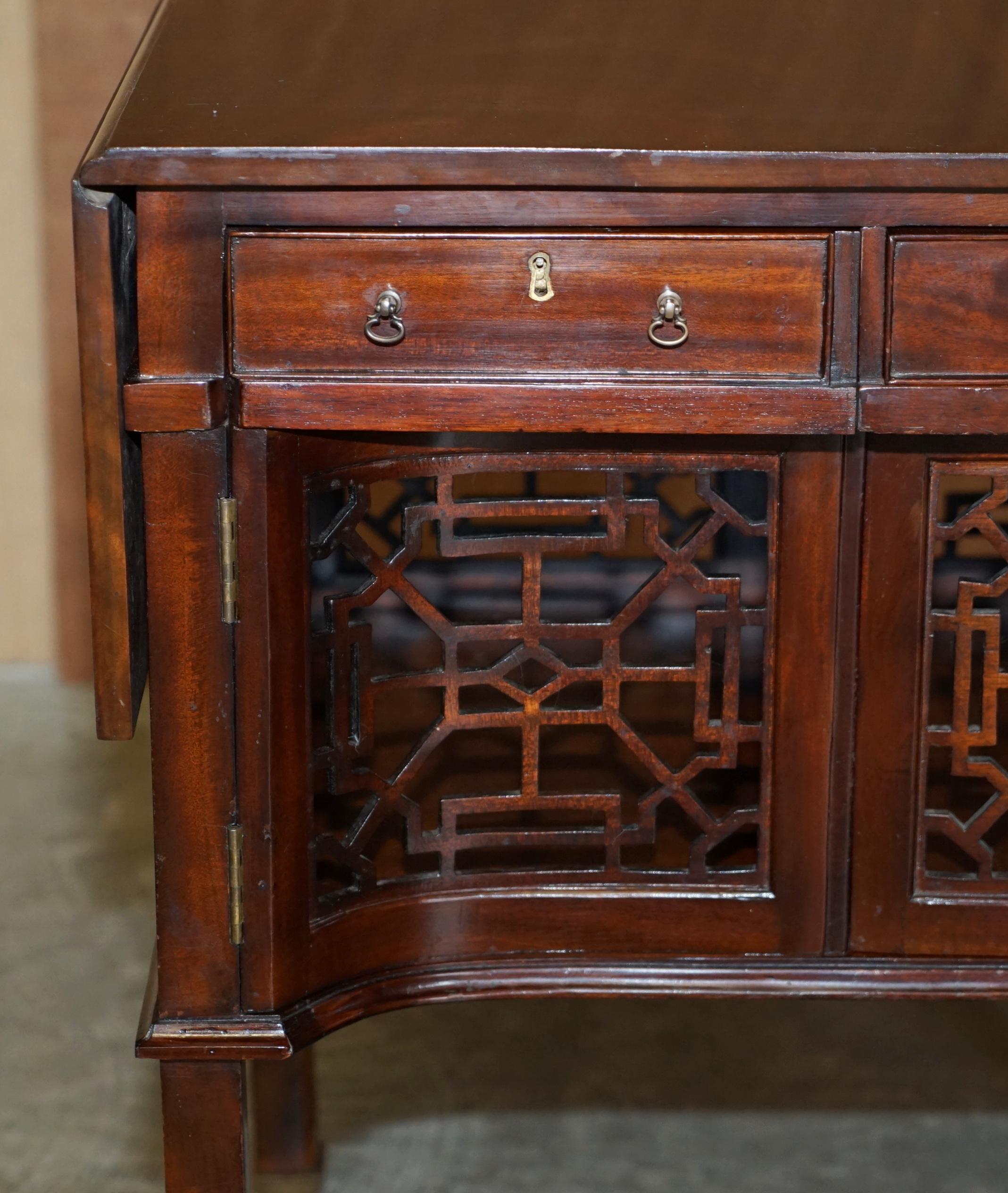 English Beautiful Antique Thomas Chippendale Style Extending Hardwood Occasional Table For Sale