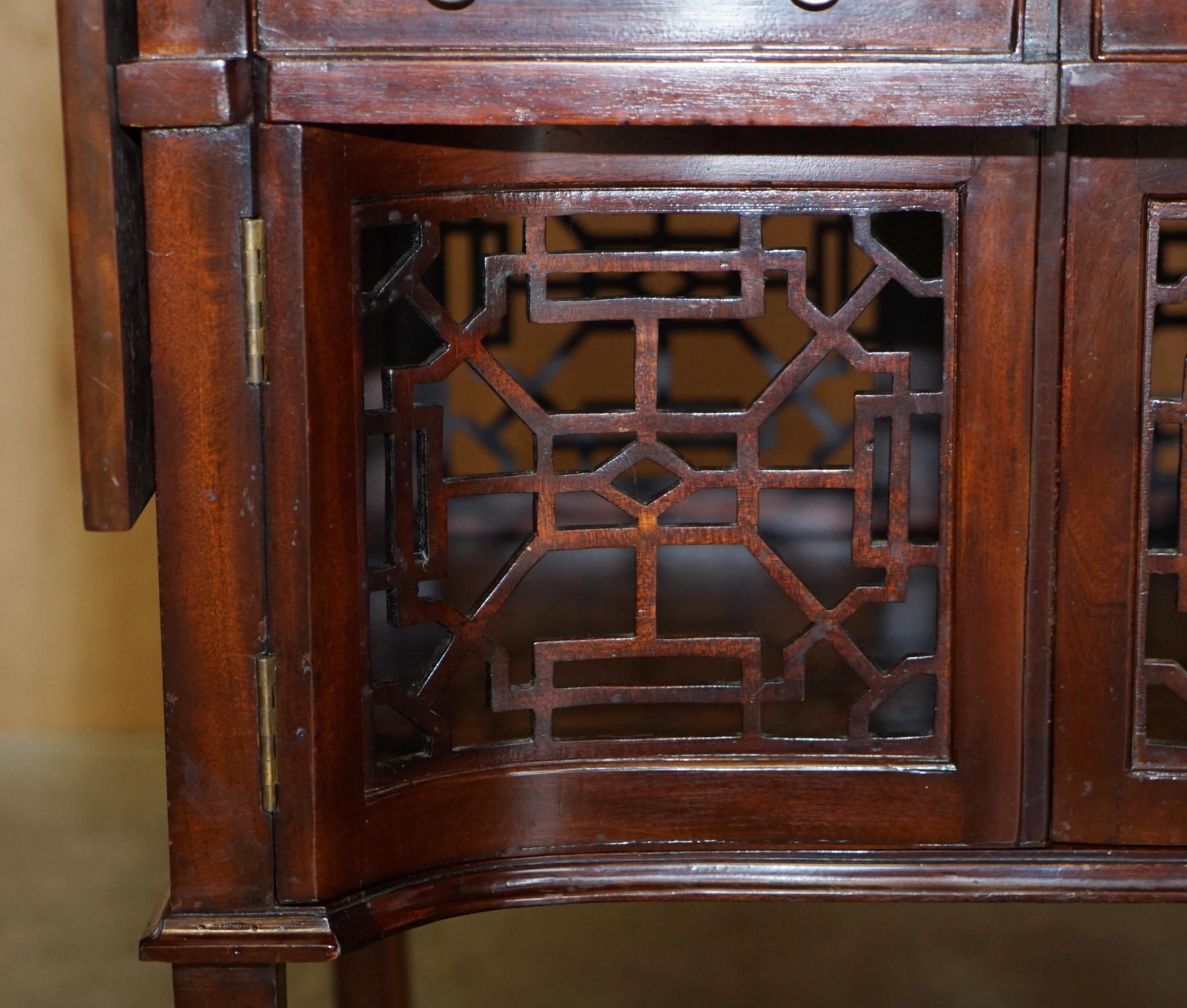 Beautiful Antique Thomas Chippendale Style Extending Hardwood Occasional Table For Sale 1