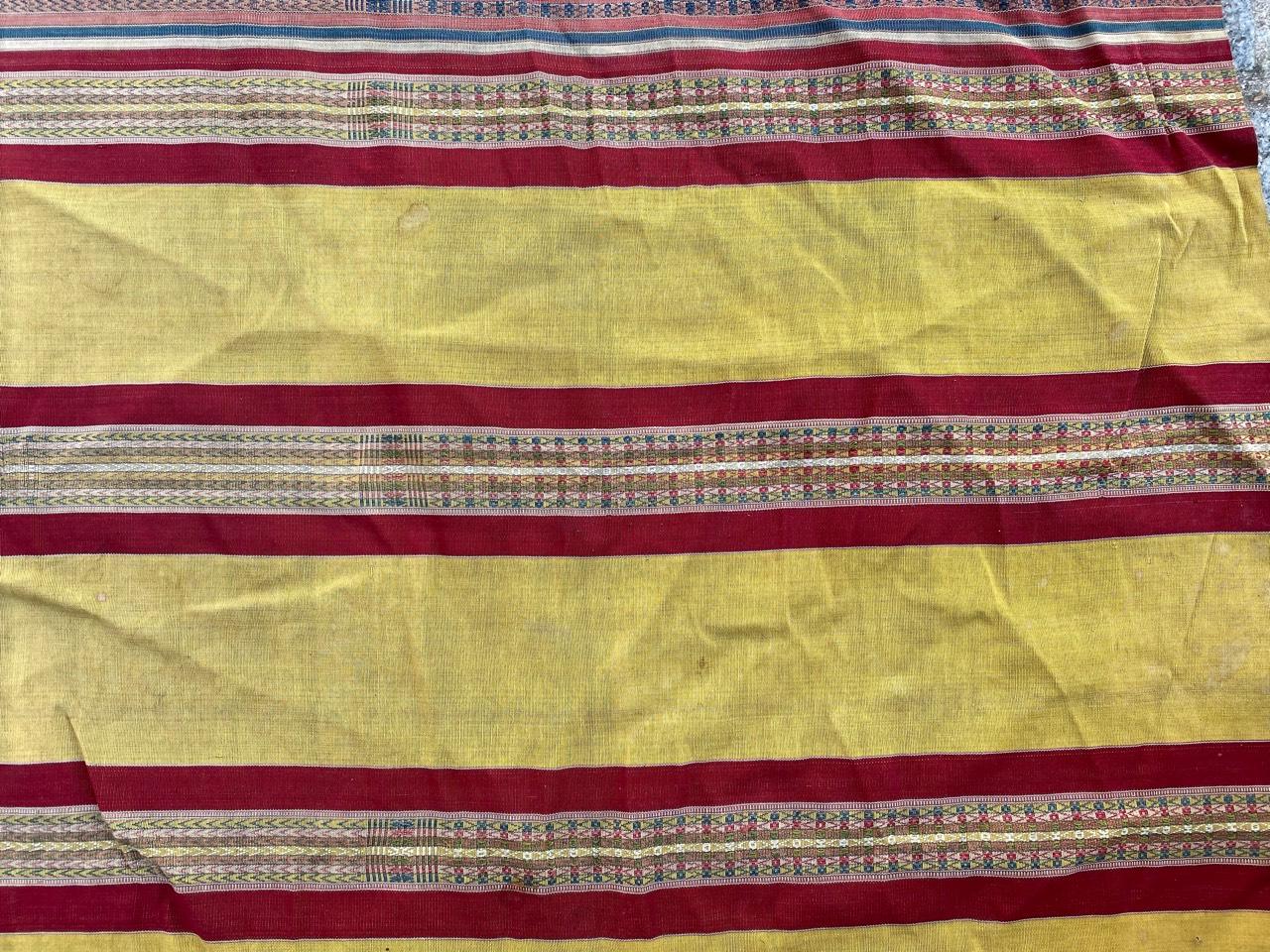 Very nice midcentury long silk woven tissue with a tribal design and beautiful colors with a yellow field, red, green and blue, entirely handwoven with silk on silk.

✨✨✨
