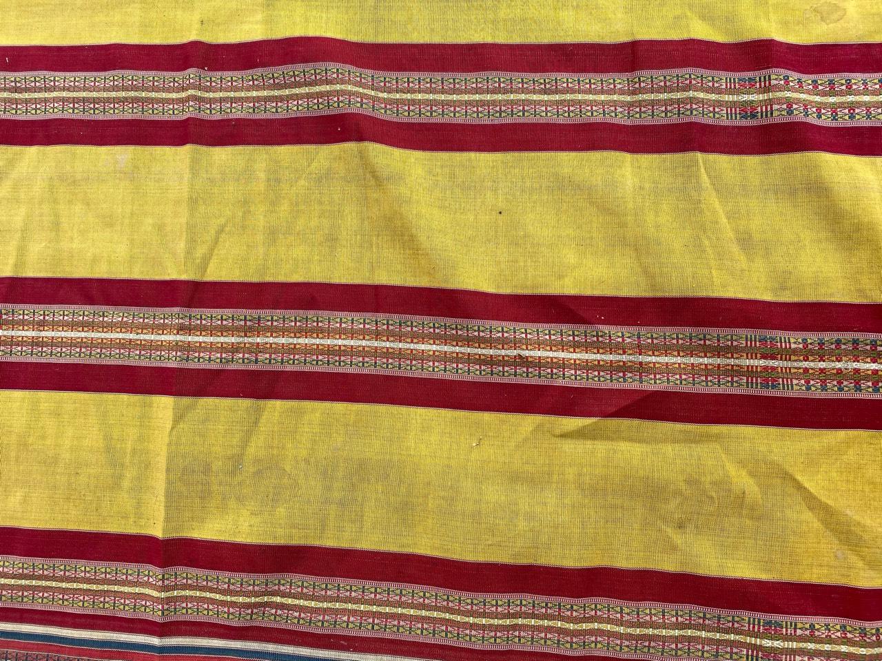 Sehr schöne Mitte des Jahrhunderts lange Seide gewebt Gewebe mit einem Tribal-Muster und schönen Farben mit einem gelben Feld, rot, grün und blau, ganz handgewebt mit Seide auf Seide.

✨✨✨
