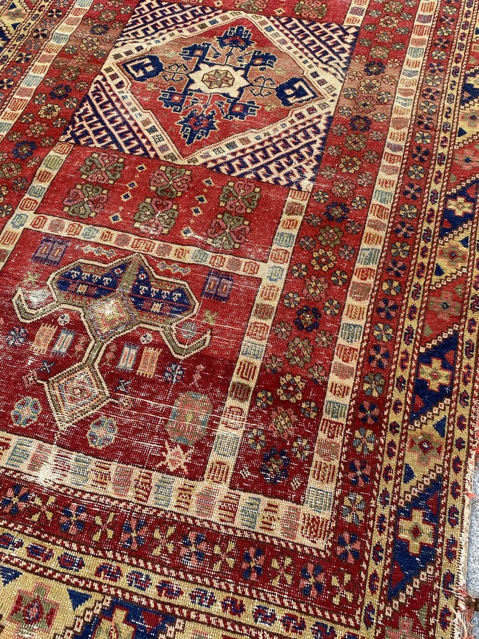 Exquis tapis turc du début du 20e siècle, doté d'un superbe motif décoratif aux couleurs vibrantes (rouge, bleu, jaune, vert et rose). Ce chef-d'œuvre noué à la main présente un velours de laine sur une base de coton. Le riche fond rouge brique est