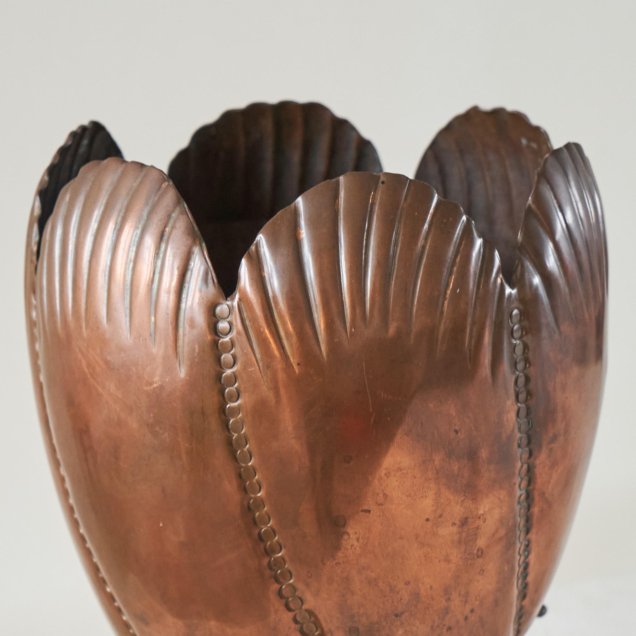Neoclassical Beautiful Antique Vase or Wine Cooler in Patinated Copper 19th Century For Sale