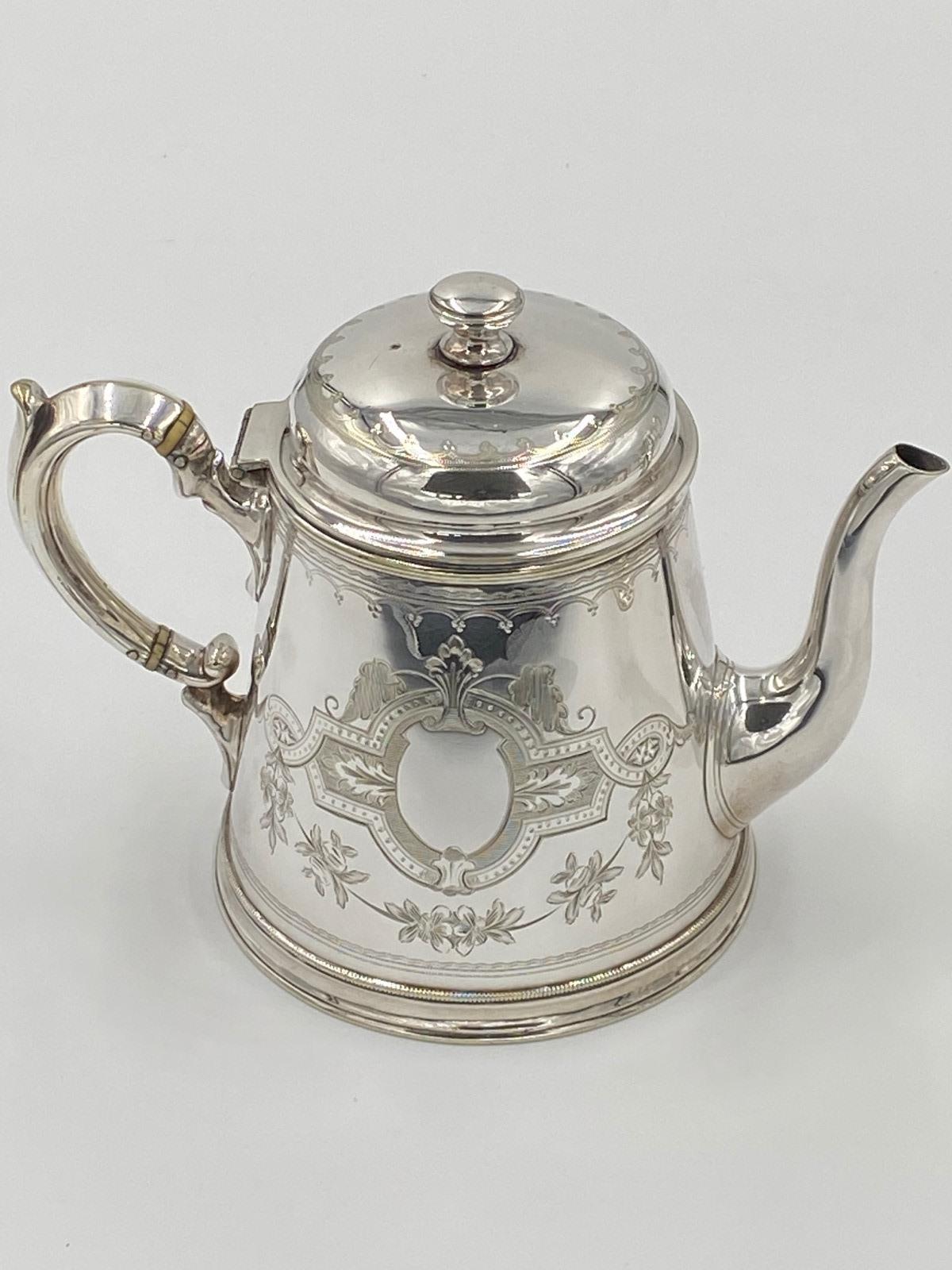 Bellissimo servizio da tè e caffè in argento antico vittoriano del XIX secolo che comprende caffettiera, teiera, lattiera e zuccheriera. Bella decorazione incisa. Buone condizioni d'epoca.