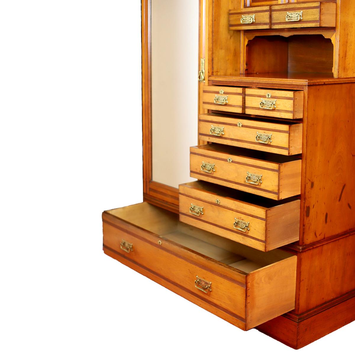 Victorien tardif Magnifique armoire victorienne ancienne en noyer et laiton