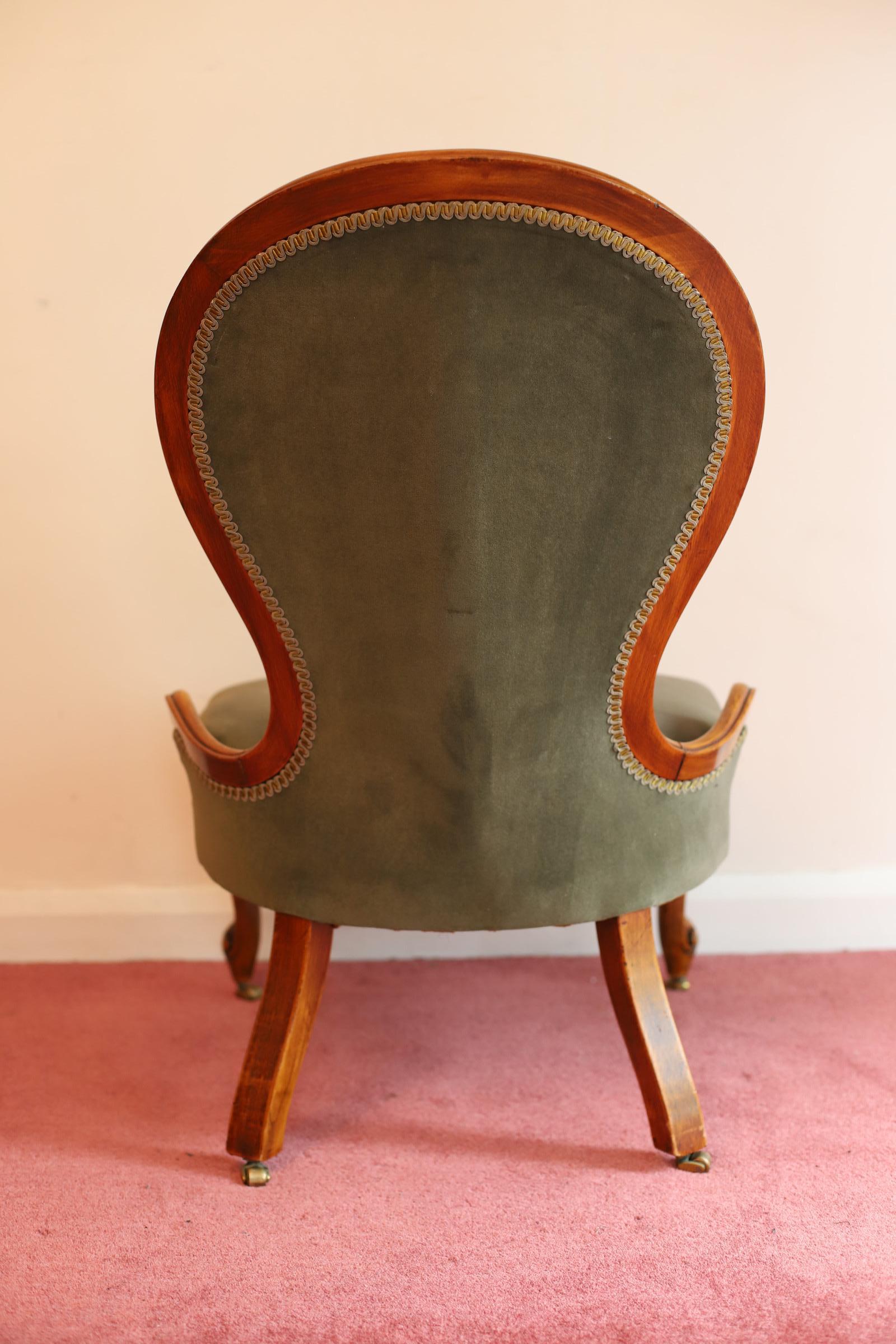 Schöne antike viktorianische Nussbaum Lady's Chair  im Angebot 3